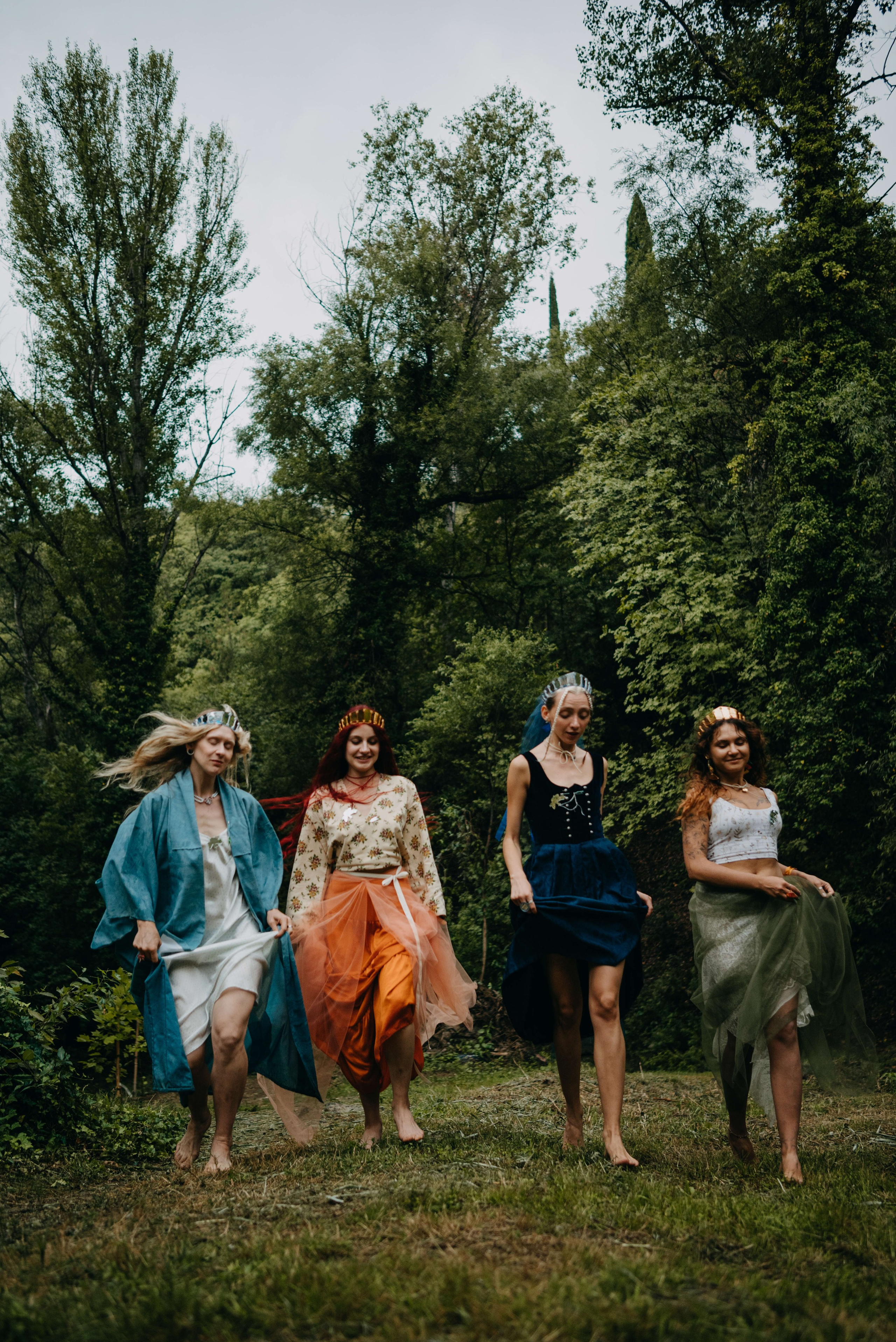 Съемка для бренда славянских украшений в лесу. Портретный и свадебный фотограф в Тбилиси • xeniqo