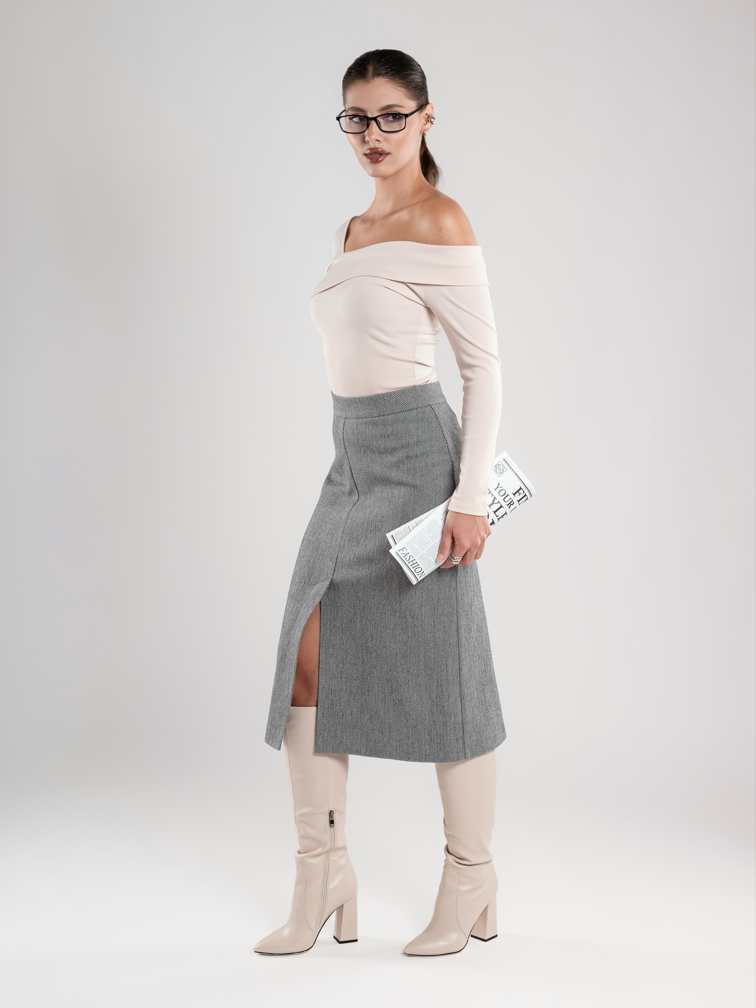 Юбки классика серый фон+интерьер. Предметный фотограф, фото для маркетплейсов Пятигорск, КМВ