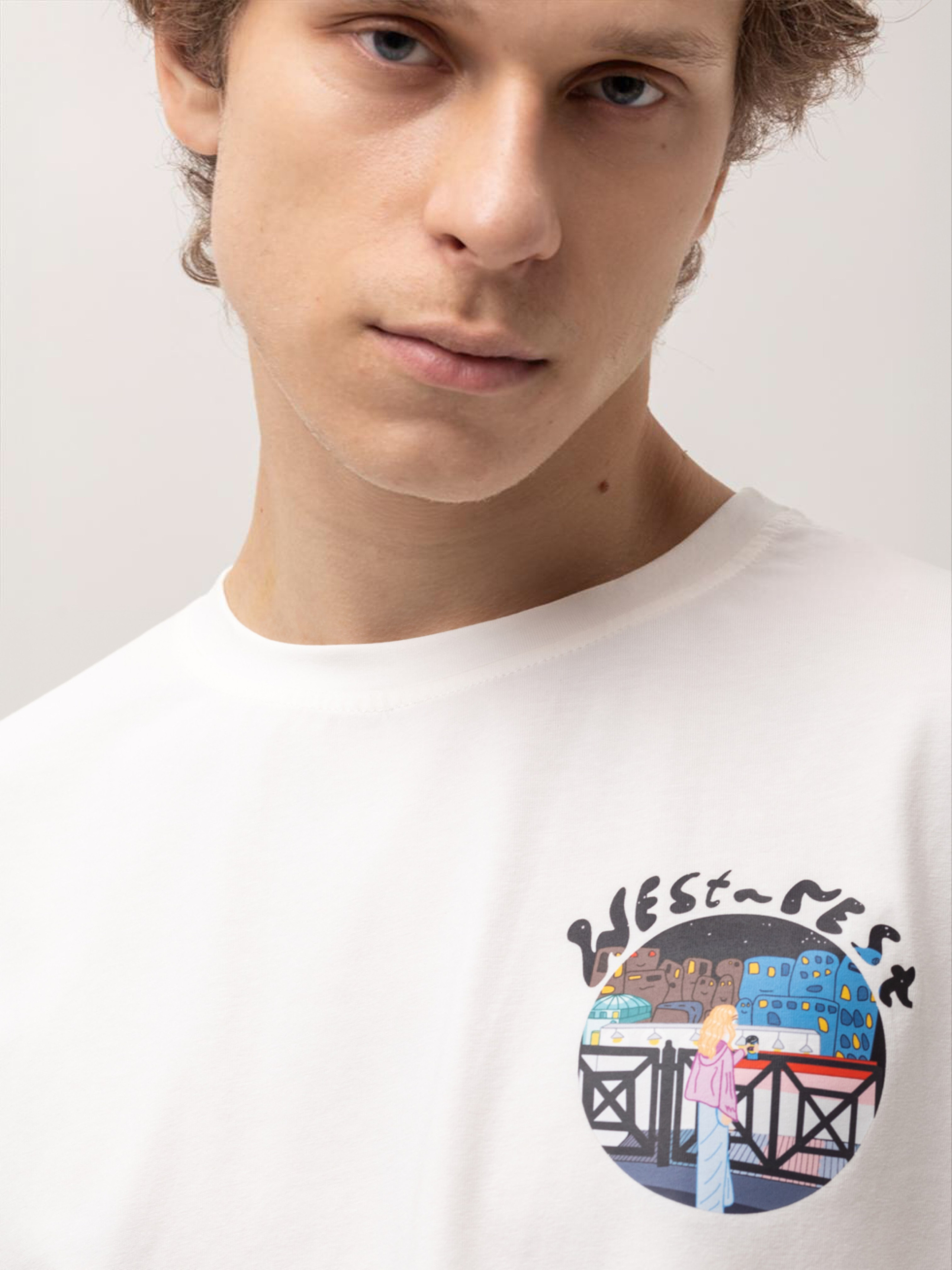 Модельная на циклораме (белый/серый фон). Съёмки для брендов и маркетплейсов