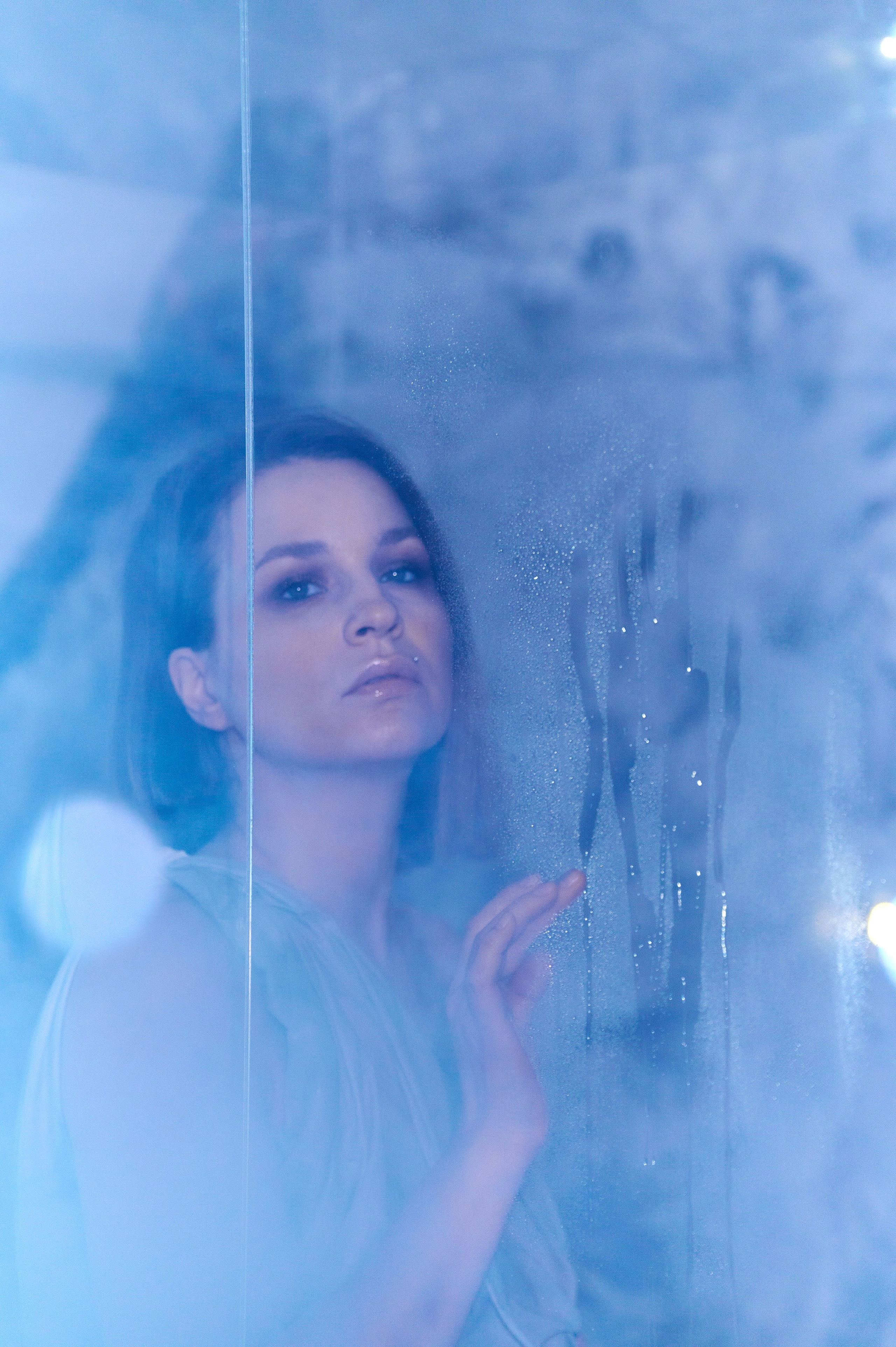 Фотосессия Ксении в декорациях «Лед» со стеклянным кубом