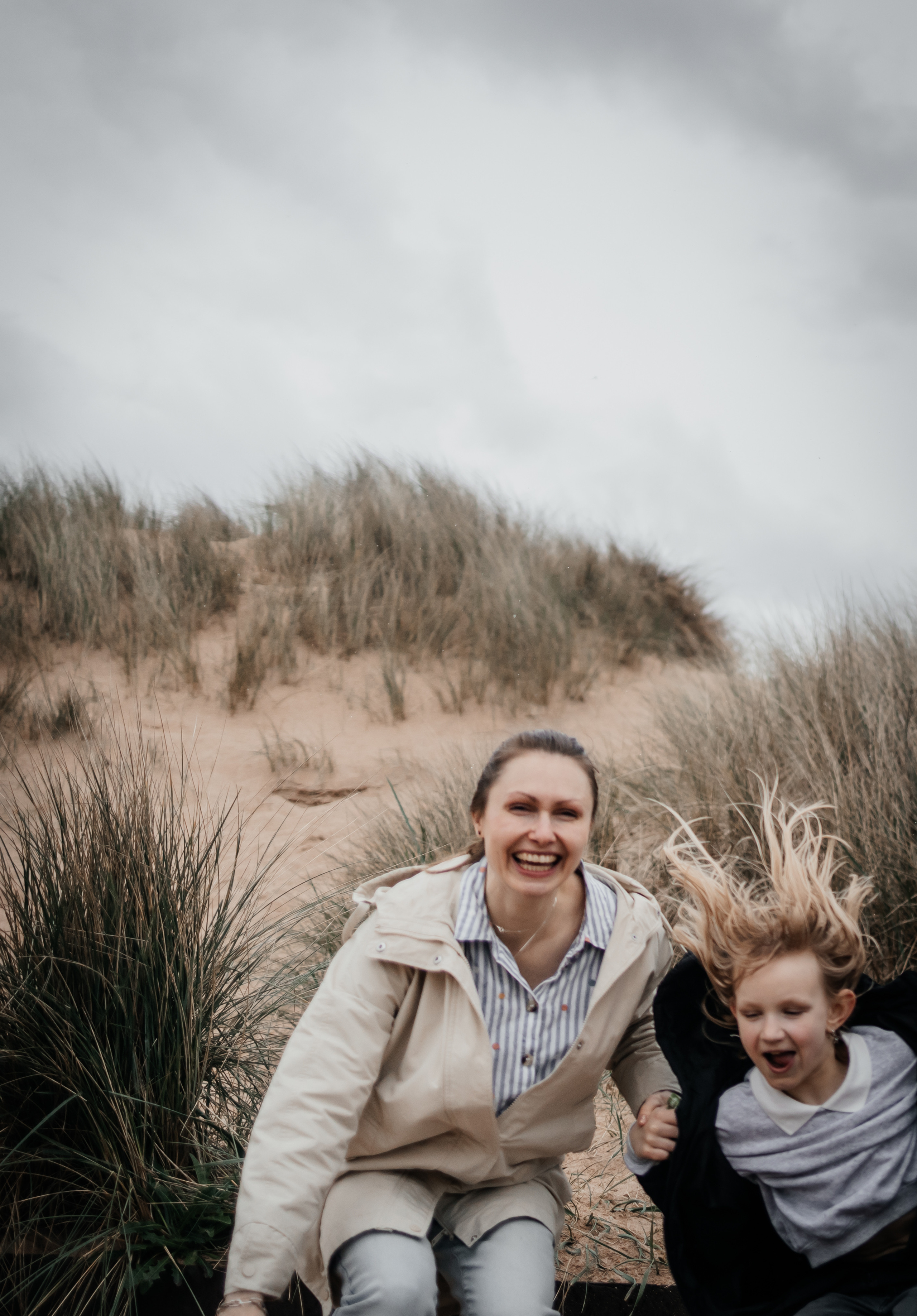 Family on the Balmedee Beach Aberdeen. Family and kids photographer in Aberdeen UK Lyubov Popova