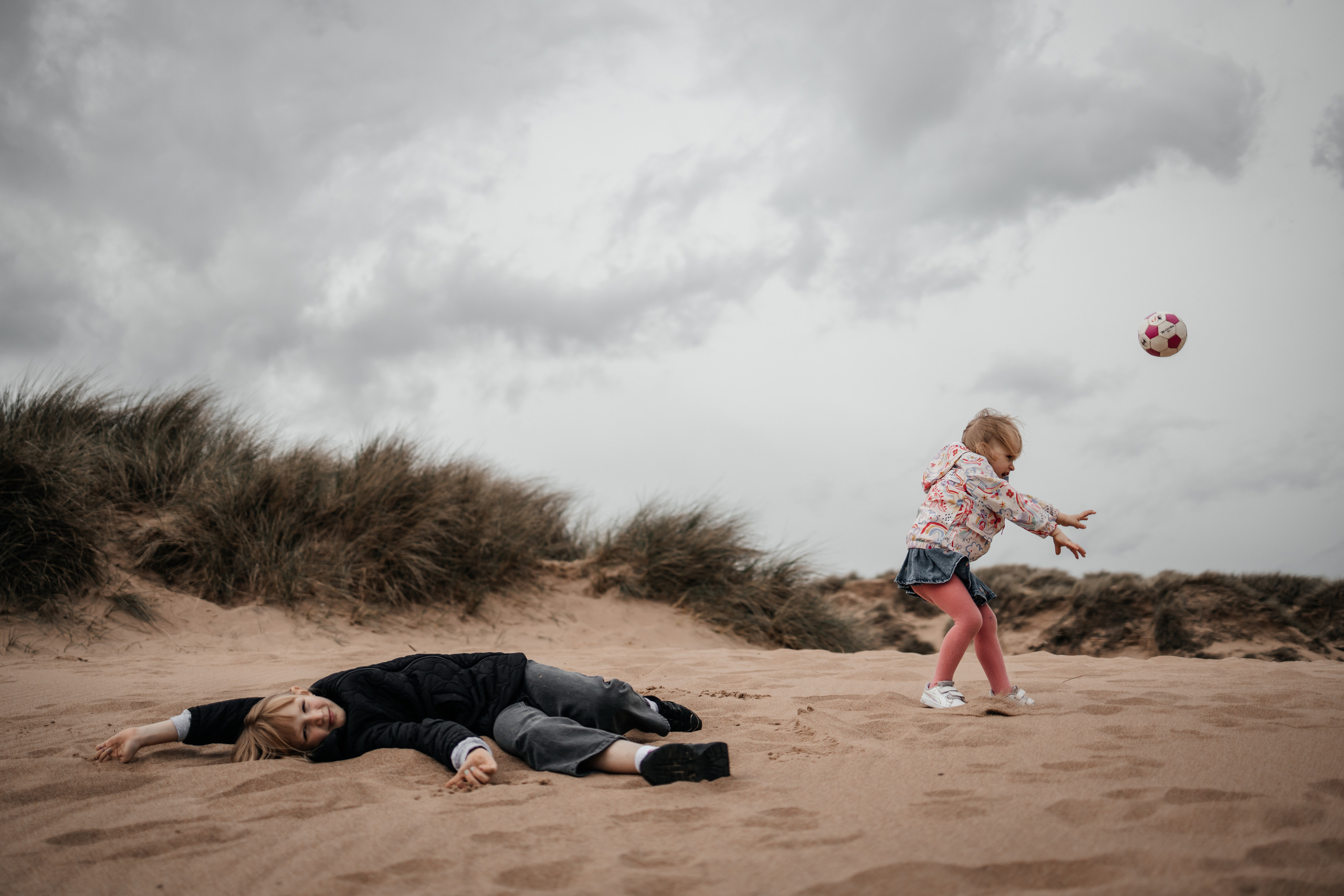 Family on the Balmedee Beach Aberdeen. Family and kids photographer in Aberdeen UK Lyubov Popova