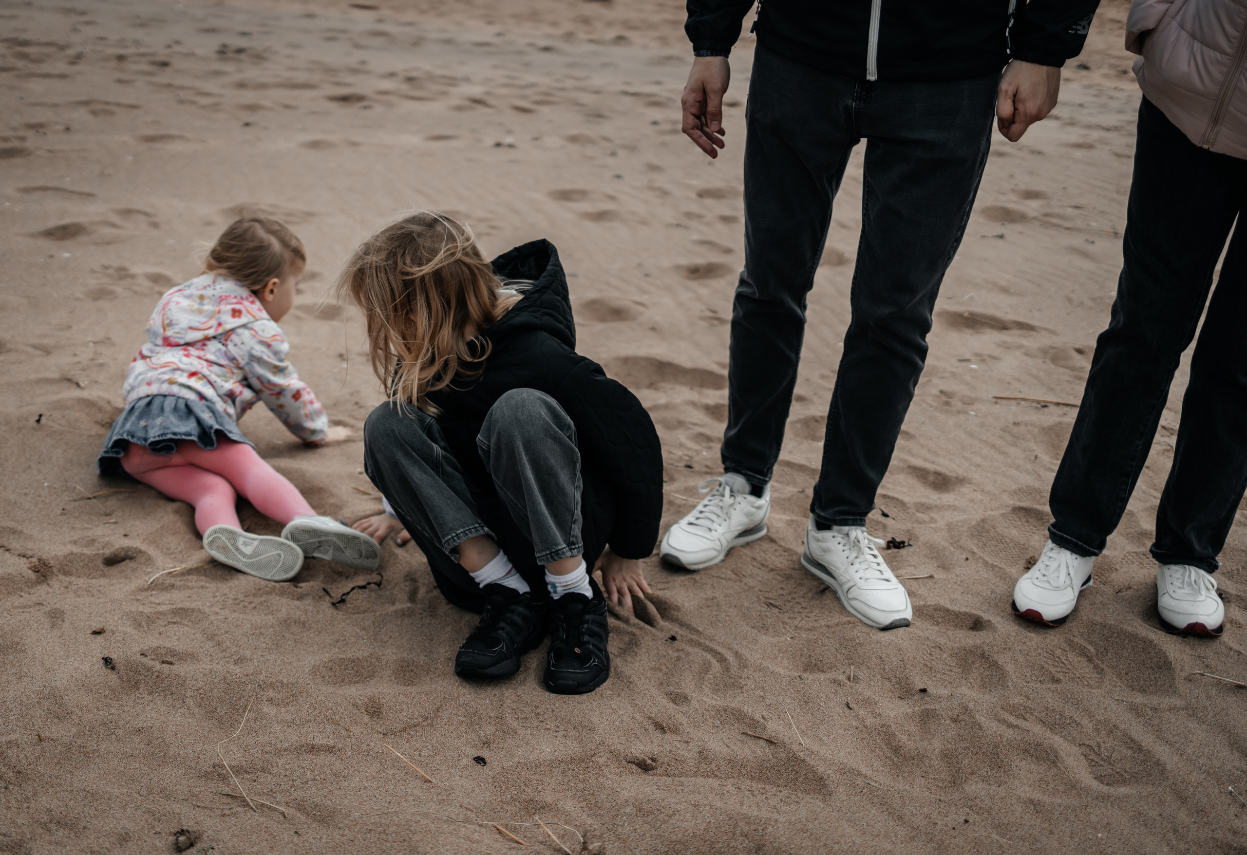 Family on the Balmedee Beach Aberdeen. Family and kids photographer in Aberdeen UK Lyubov Popova