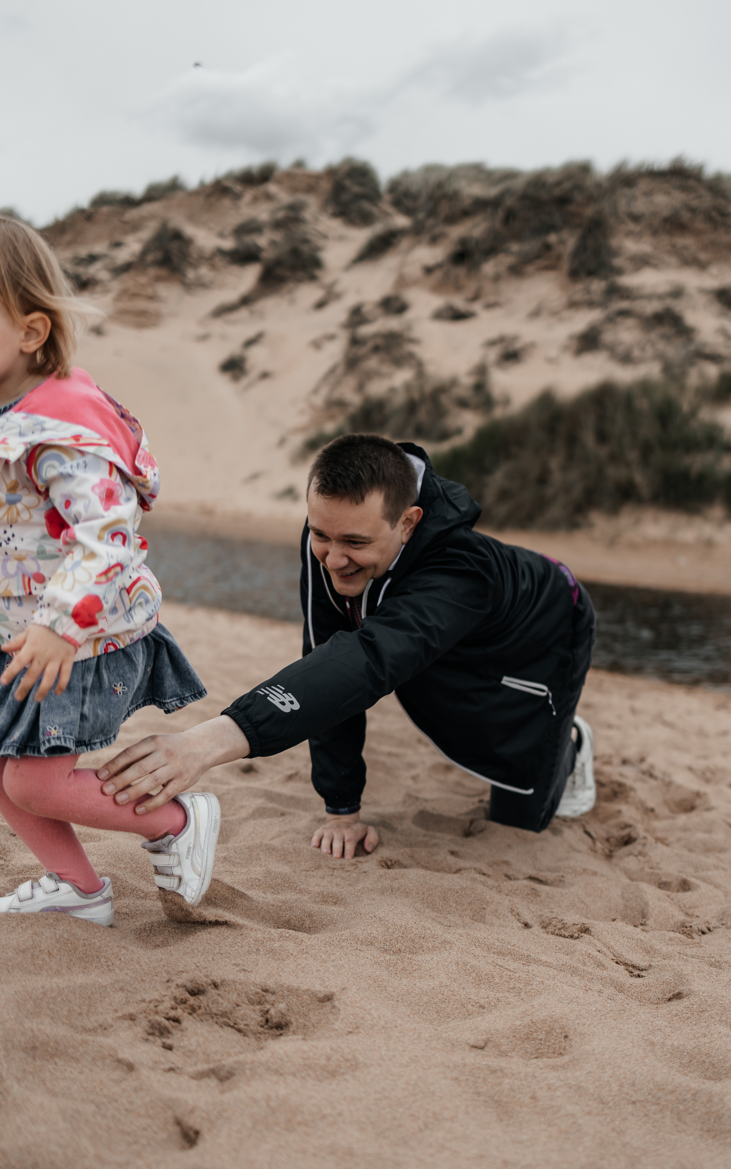 Family on the Balmedee Beach Aberdeen. Family and kids photographer in Aberdeen UK Lyubov Popova