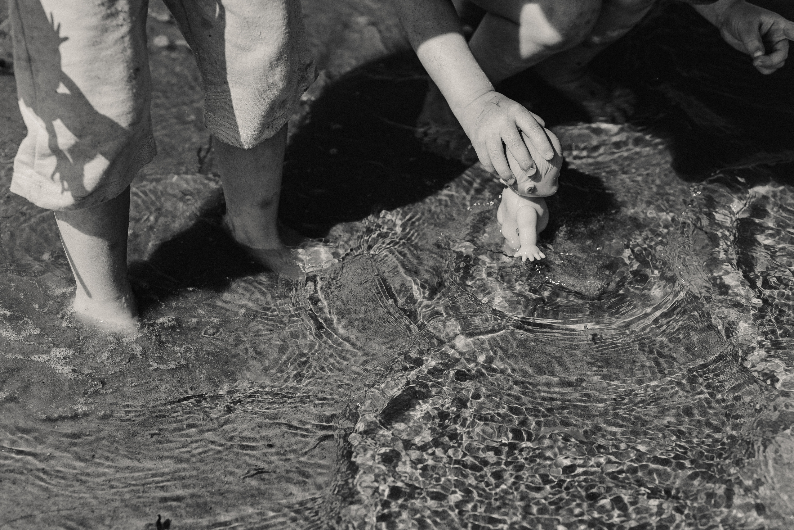 Walking with kids. Family and kids photographer in Aberdeen UK Lyubov Popova