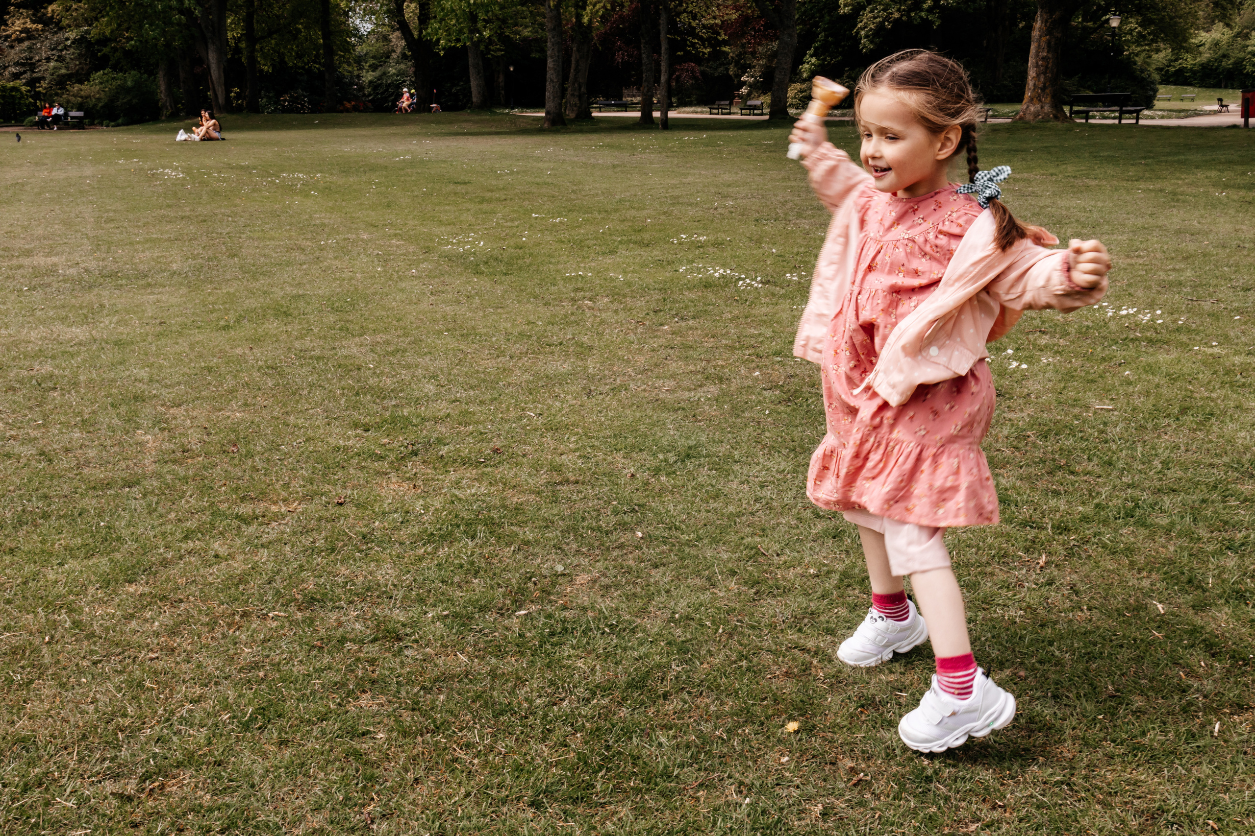 Walking with kids. Family and kids photographer in Aberdeen UK Lyubov Popova