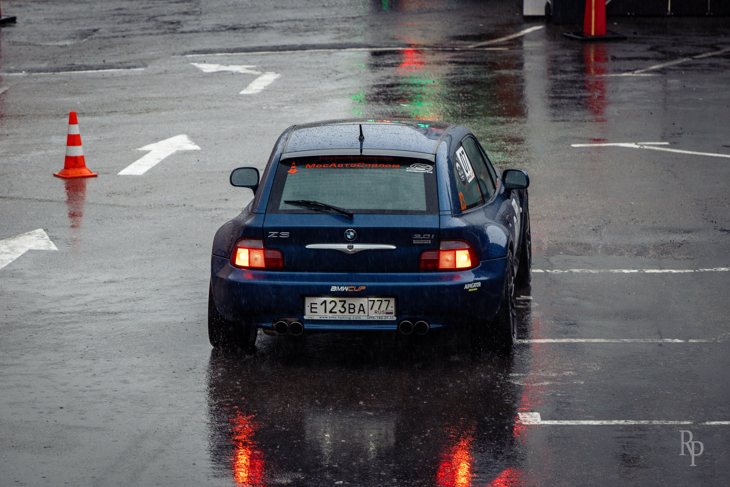 SHOWDOWN. Rusty Photographer