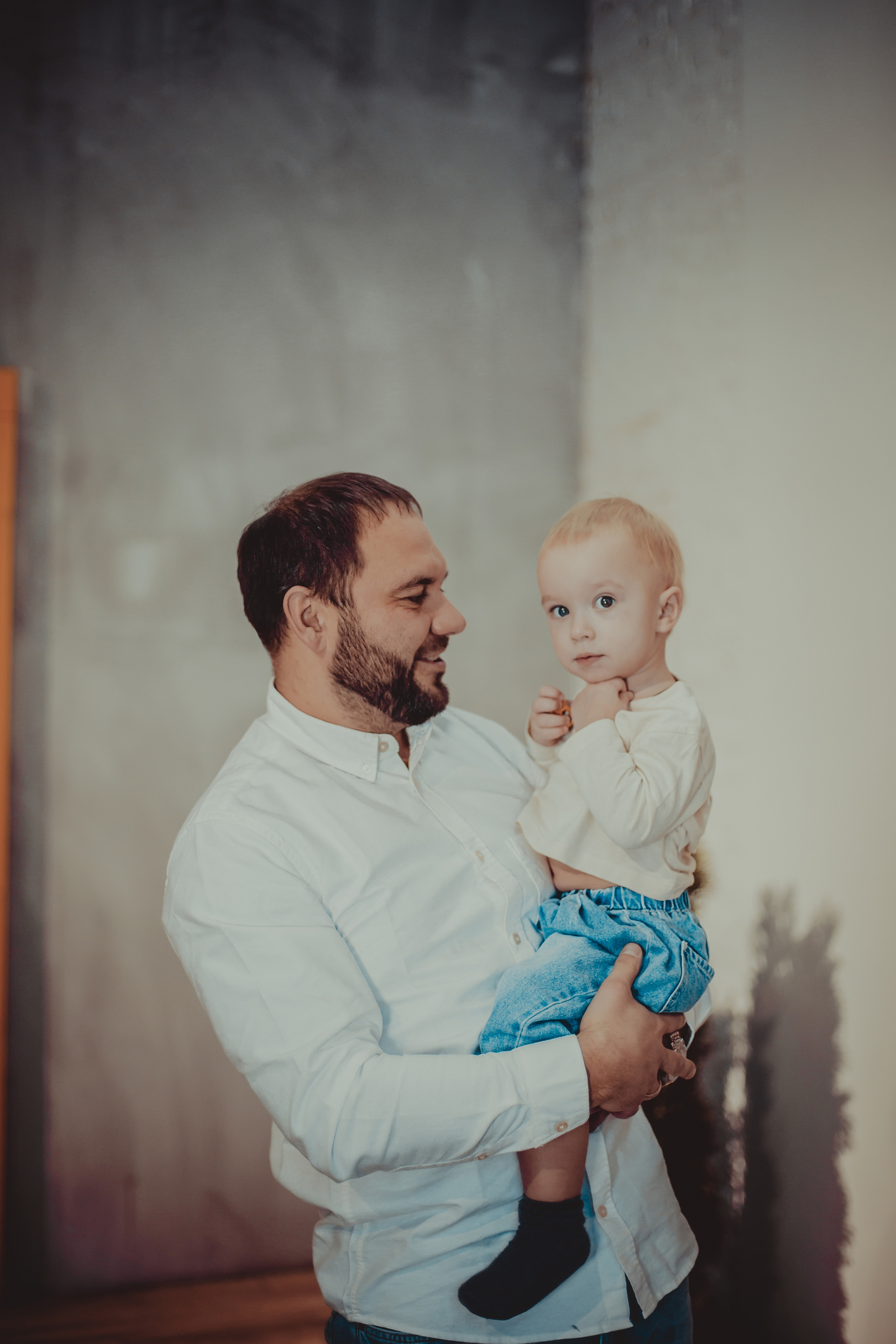 Фотосессия отца с маленьким сыном в студии. Детский, свадебный и семейный фотограф Юлия Курбатова, Санкт-Петербург