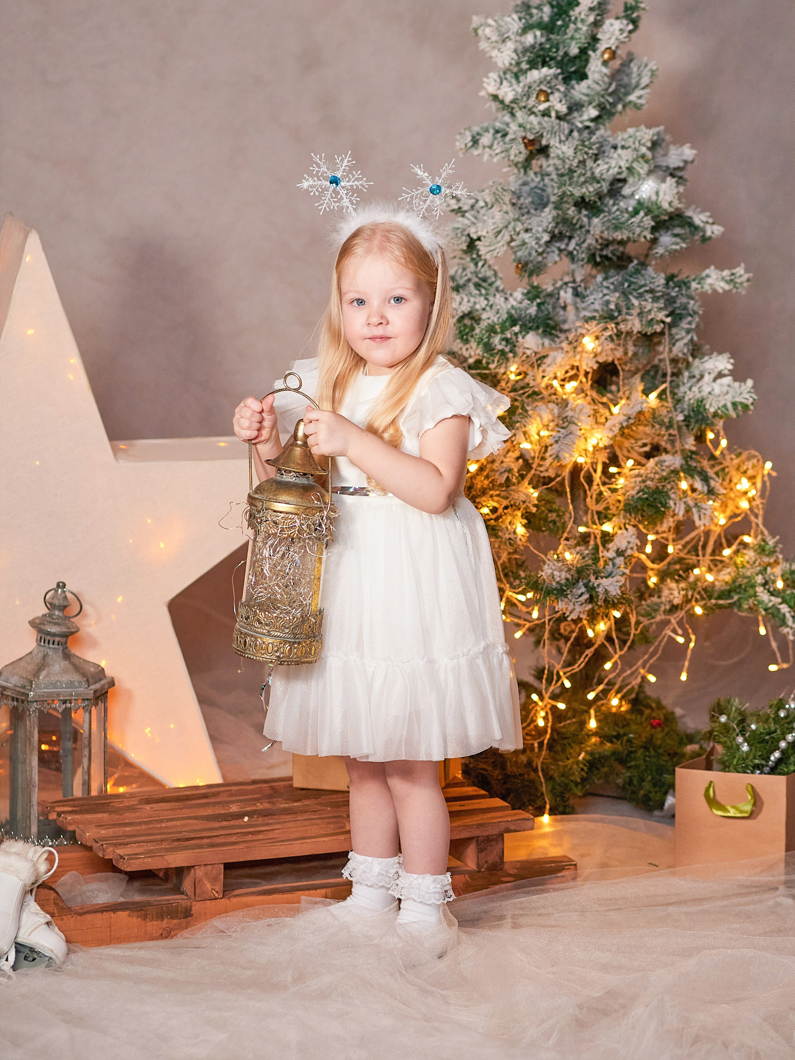 Общее фото в детском саду с выездным реквизитом в Тюмени. Выпускные альбомы в Тюмени для школ, садов, вузов спортивных секций