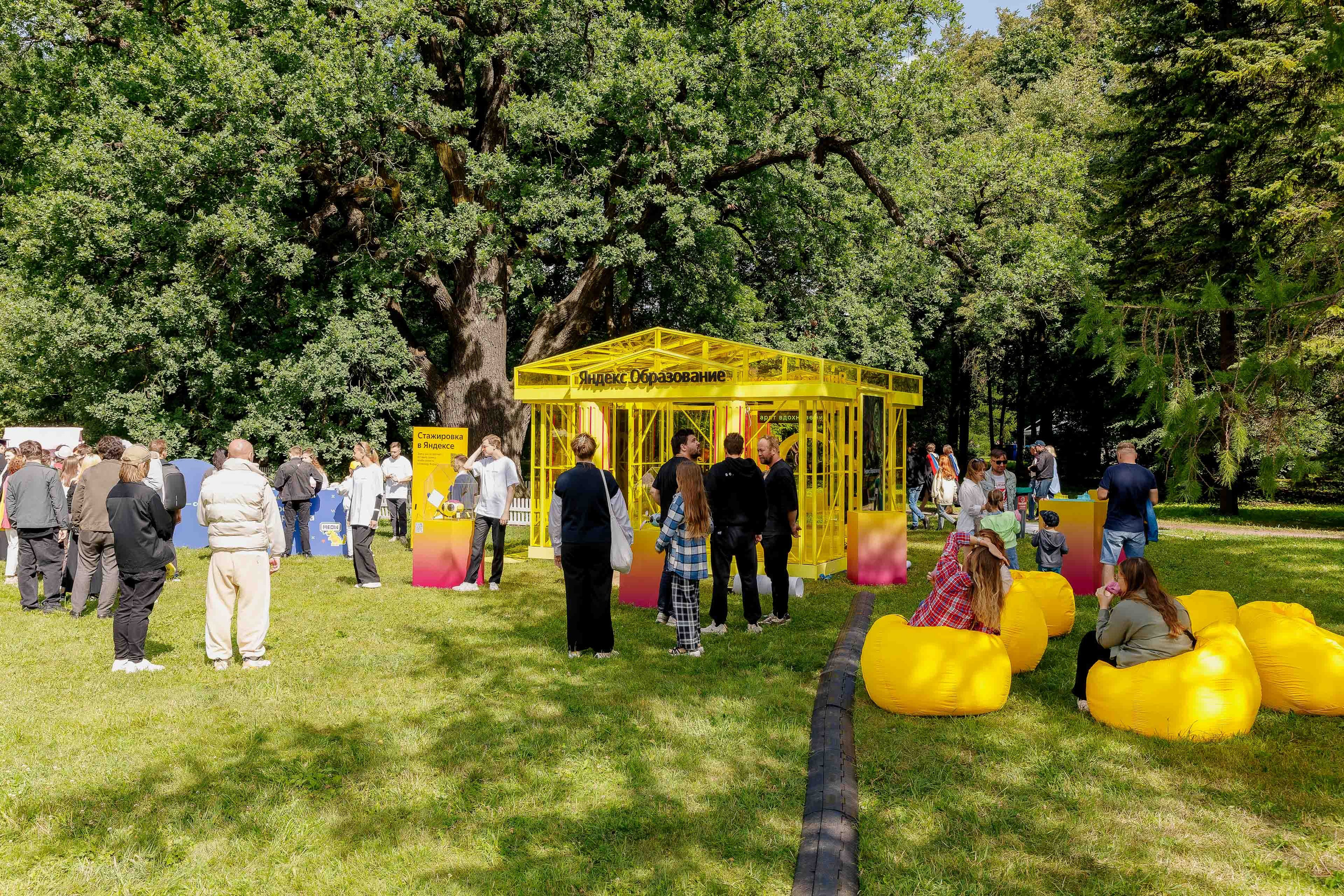 Фоторепортаж: стенд Яндекс Образования на ITMO Family Day 2024. Репортажный фотограф Москва Сергей Мирошников