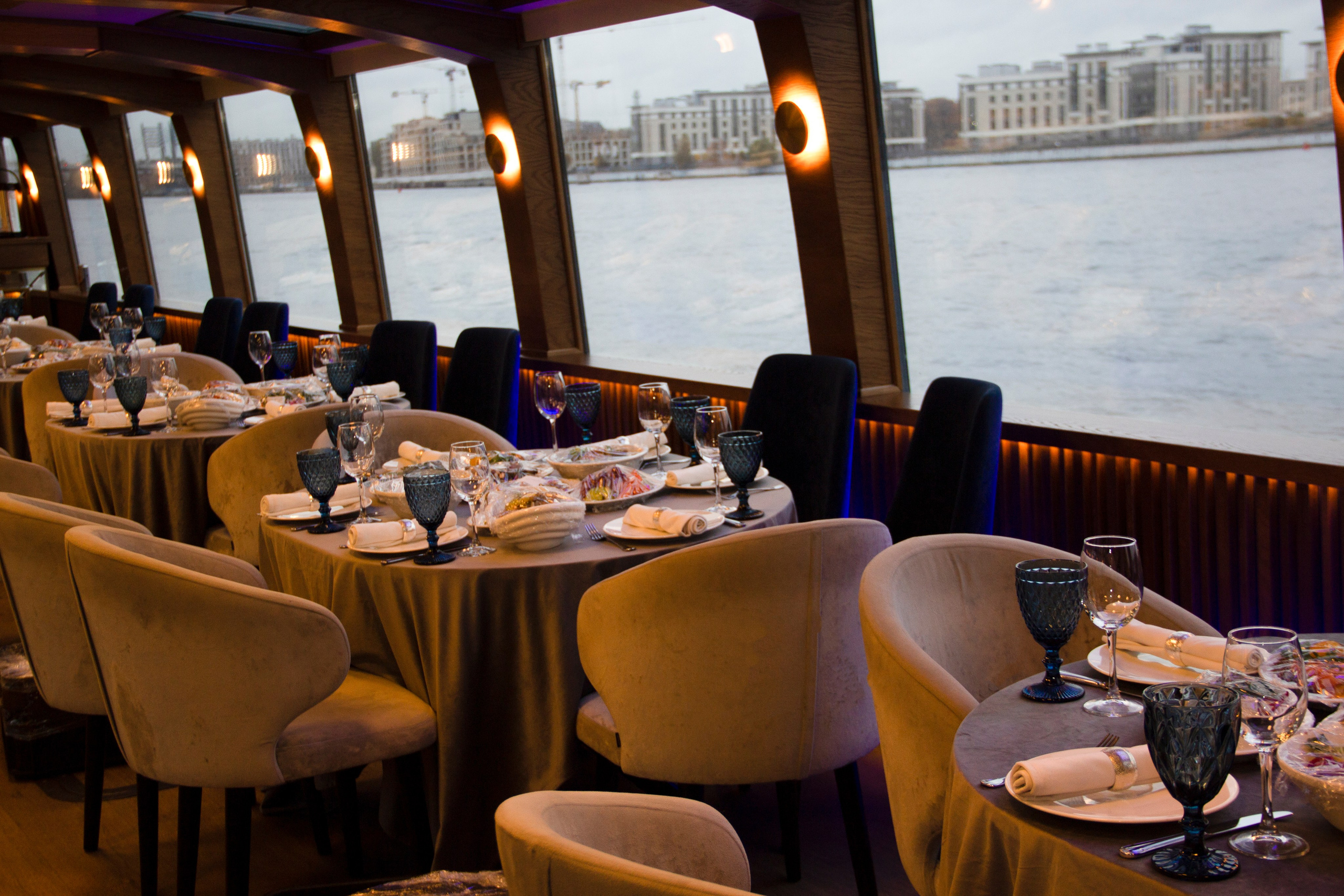 Съемка для сайта аренды катеров в Санкт-Петербурге, подготовка к свадебной прогулке по рекам и каналам. Фотограф в Санкт-Петербурге Смирнова Диана