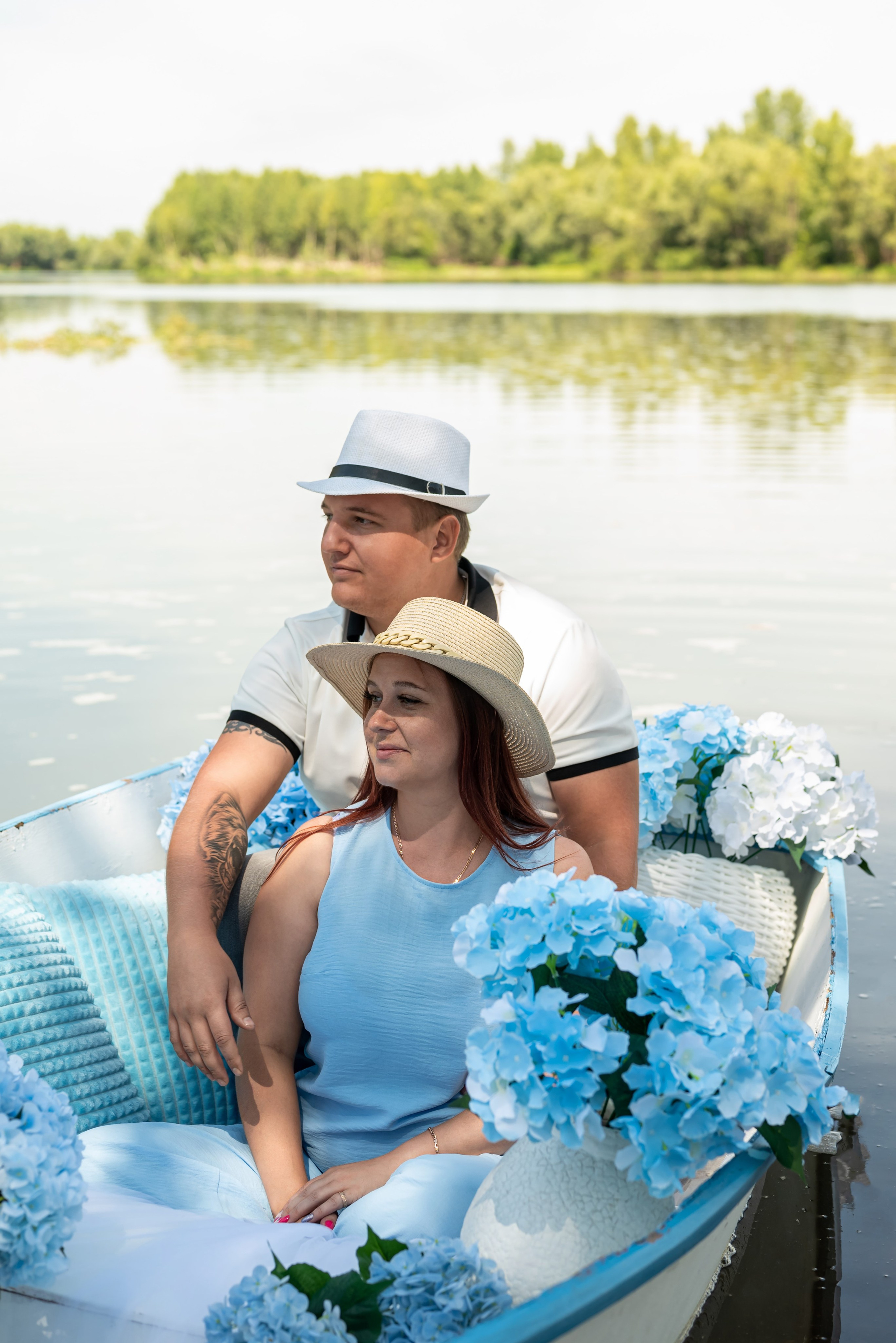 Фотопроект на лодке с голубыми гортензиями. Фотограф в городе Салават