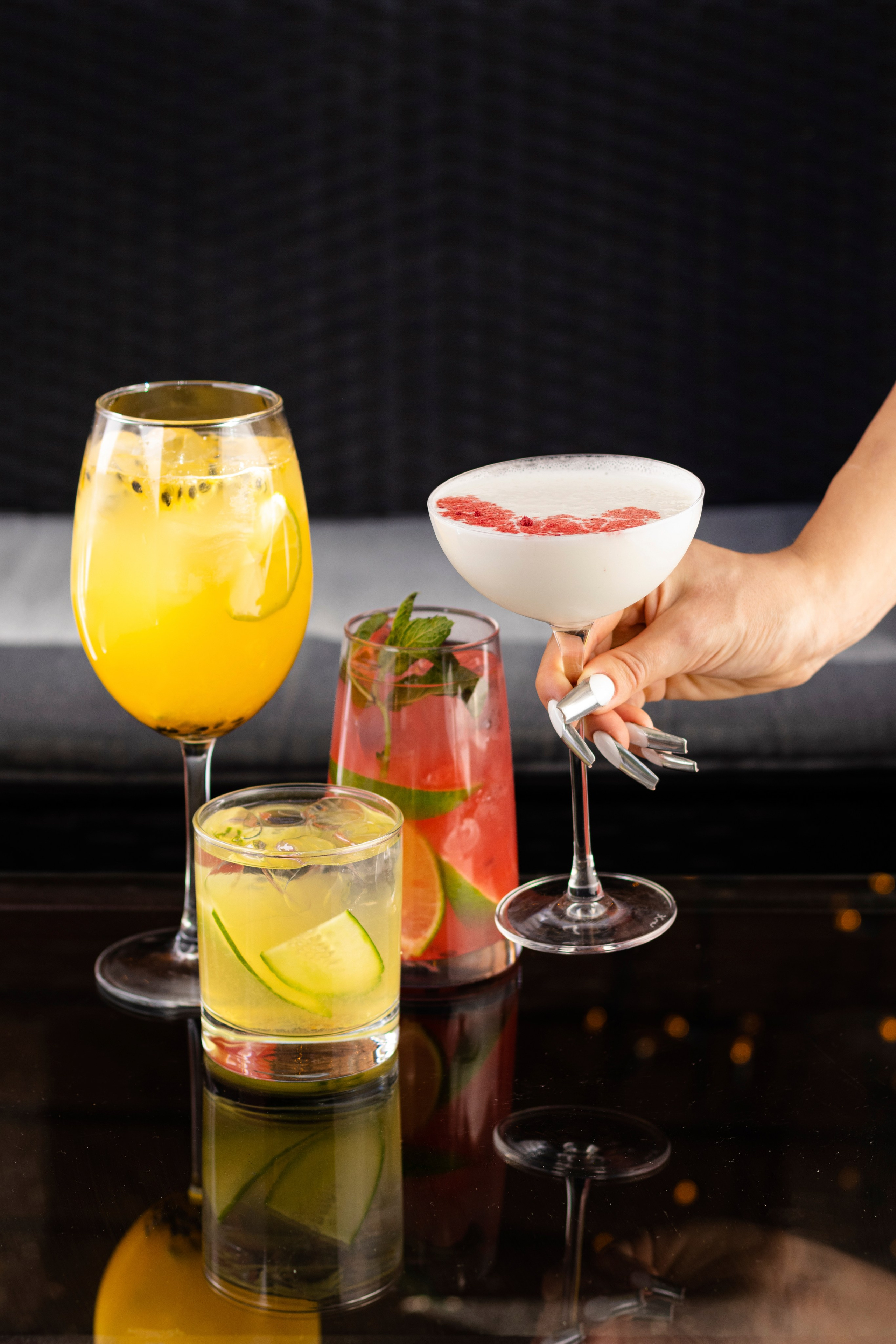 Фото разных коктейлей в баре