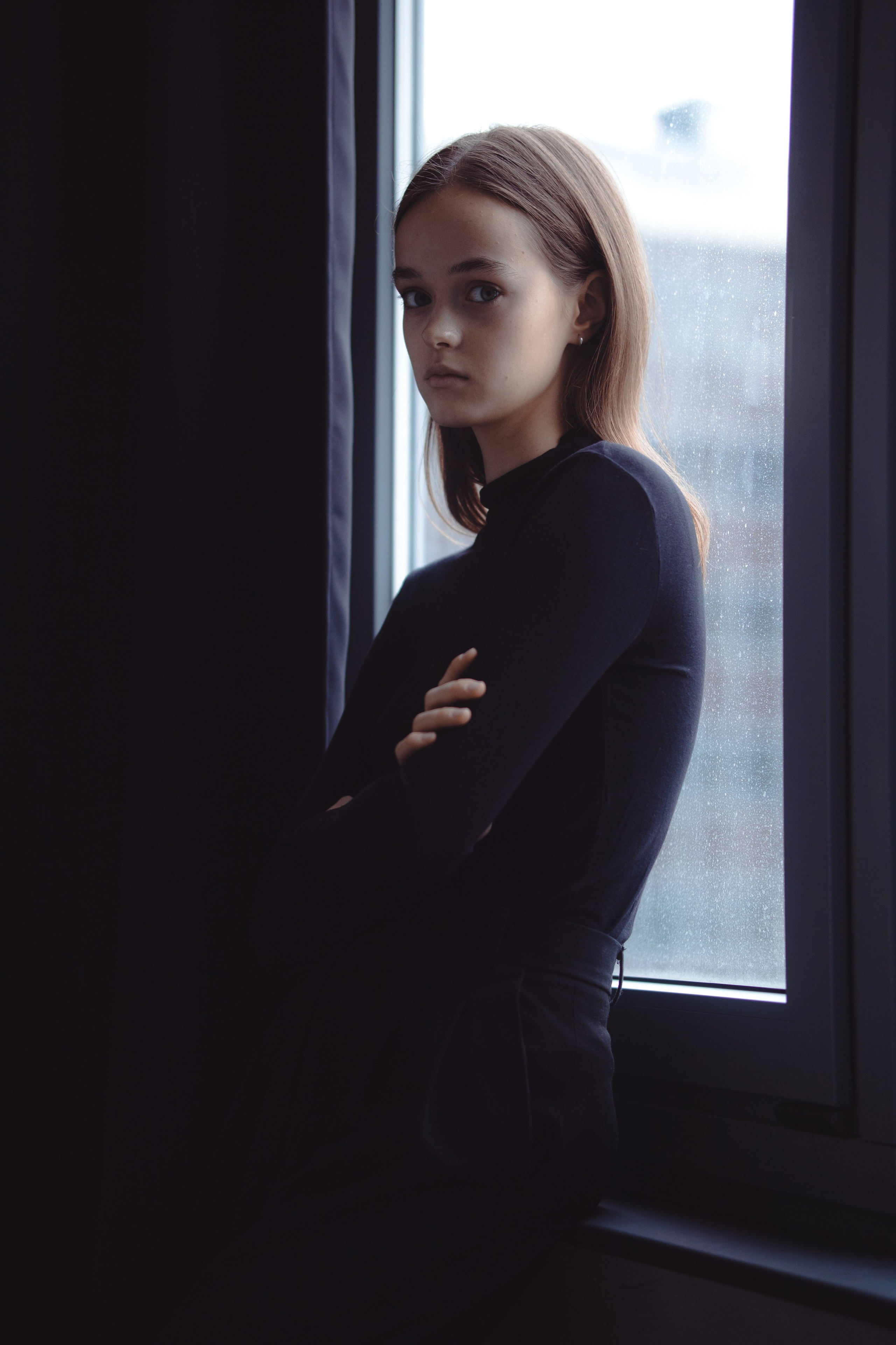 портрет модели в черной водолазке