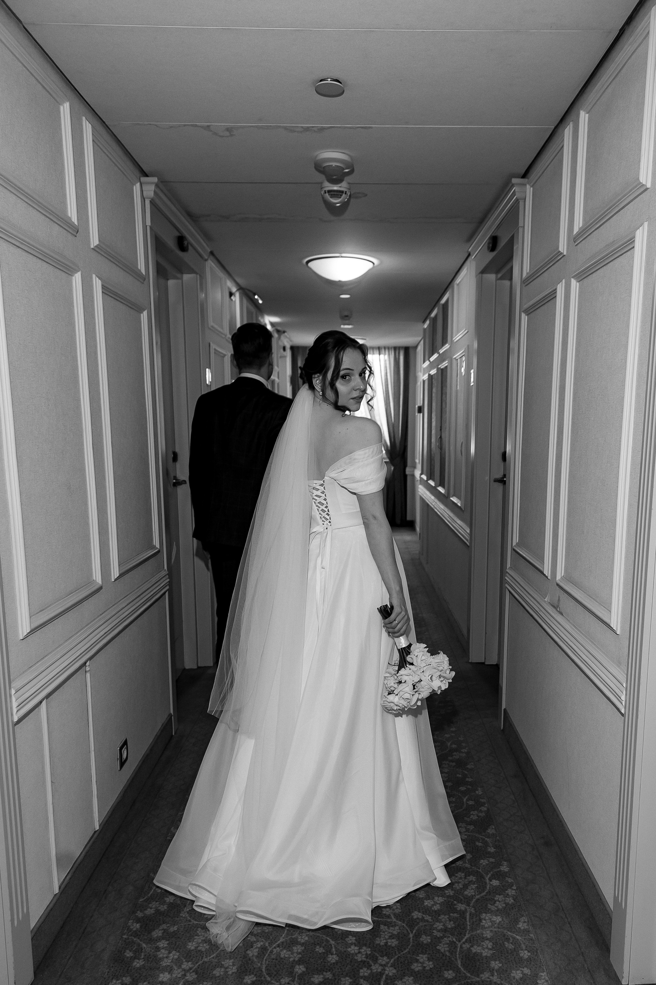 Съемка свадьбы в коридоре отеля