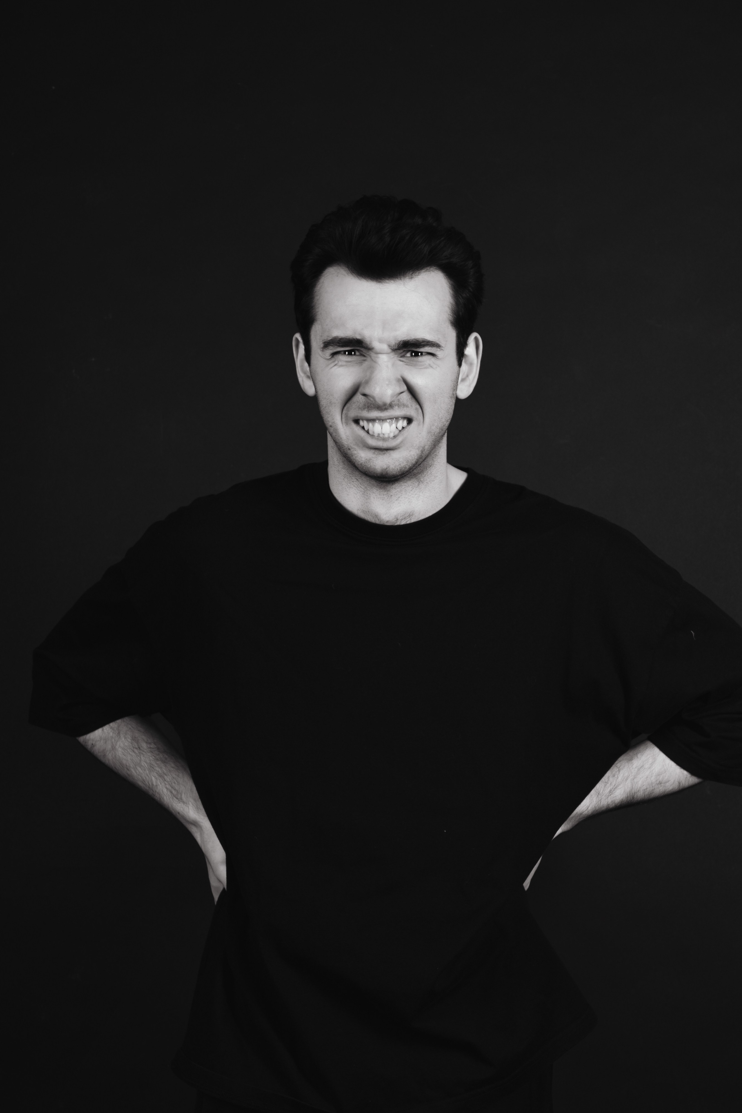 Эмоции. Краска и красные нити. Мари — фотограф и видеограф из Москвы