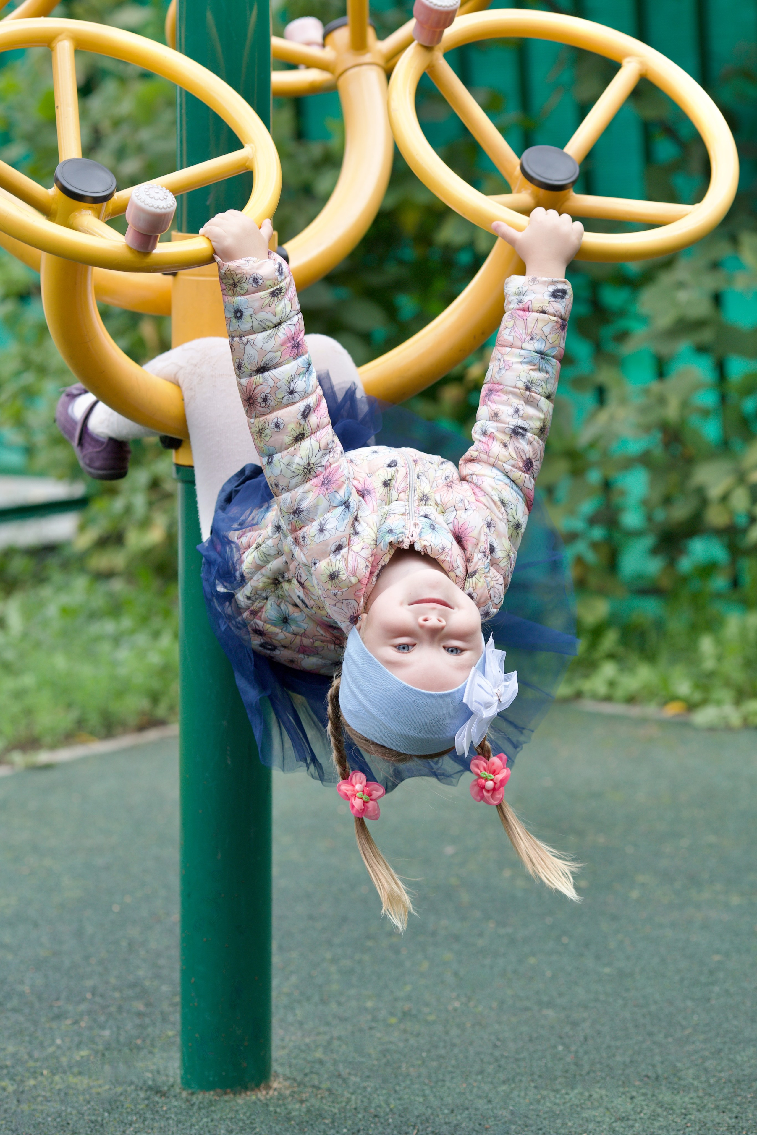 Фотосессия близняшек на детской площадке. Школьные выпускные альбомы в Москве Марина Николаева