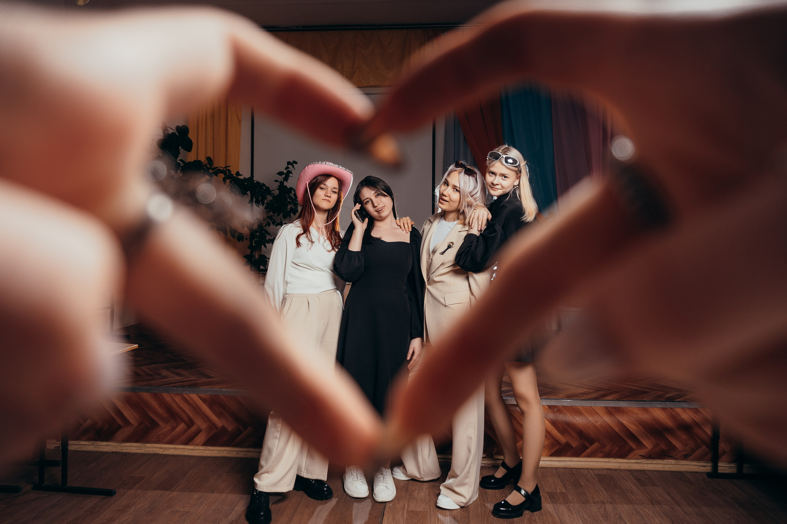 Профессиональная школьная фотография и создание выпускных альбомов в Хабаровске. Современные, яркие и запоминающиеся фотографии для школьников. Уникальный дизайн обложек выпускных книг, которые станут настоящей памятью о школьных годах. Закажите качественные фото и стильные альбомы для выпускников в Хабаровске. Нажмите заказать Выпускные Альбомы ( Дипломы ) в Хабаровске и мы свяжемся свами.