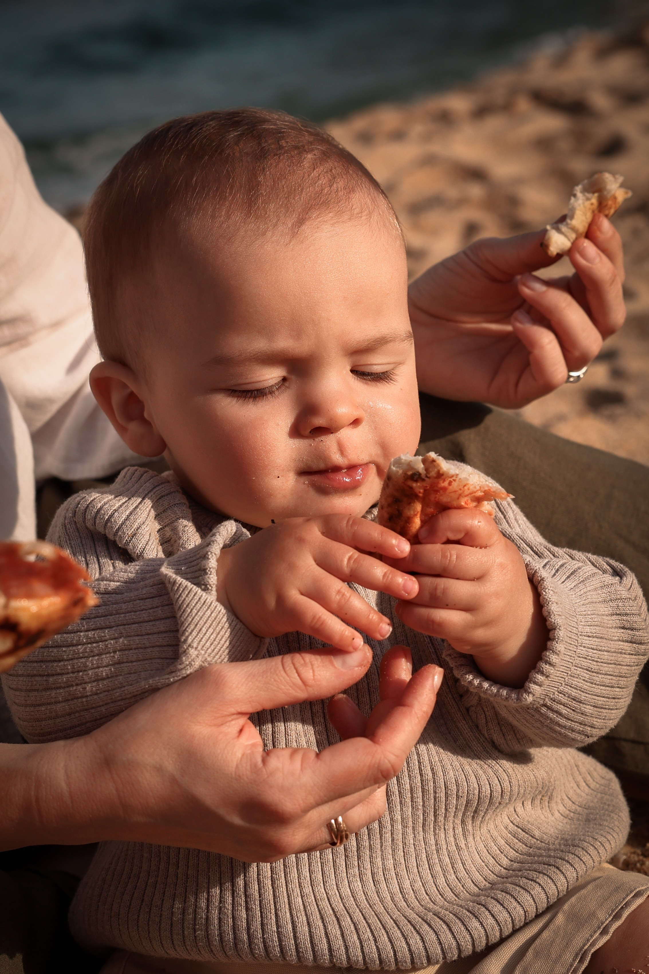 Family pizza at the sea. Natalia Zhuravleva|family, newborn, maternity photographer in Barcelona