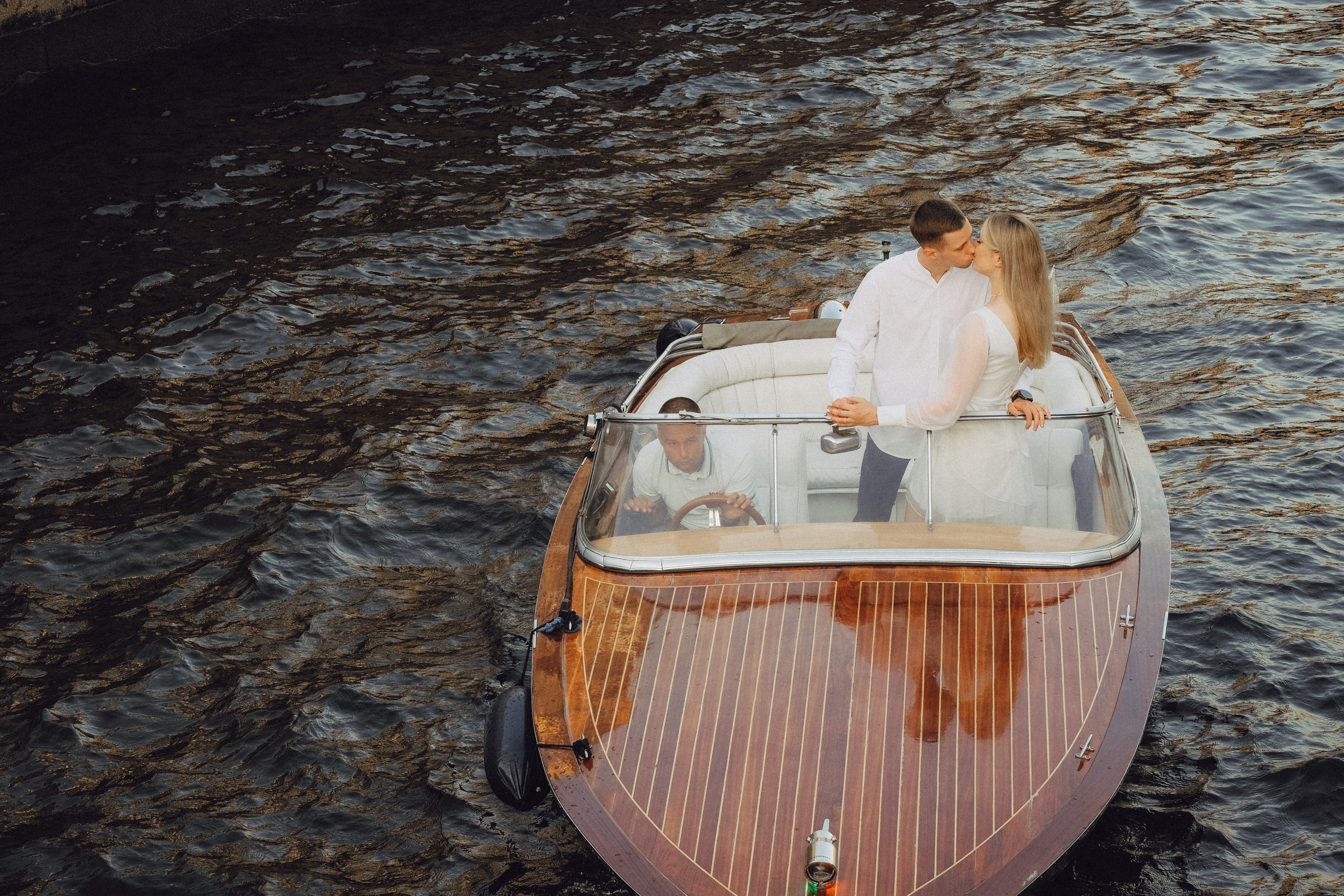 СВАДЕНБНАЯ СЬЕМКА НА КАТЕРЕ ПО КАНАЛАМ САНКТ-ПЕТЕРБУРГА И В АКВАТОРИИ НЕВЫ. Профессиональный фотограф, Санкт-Петербург — Виктория Богомолова