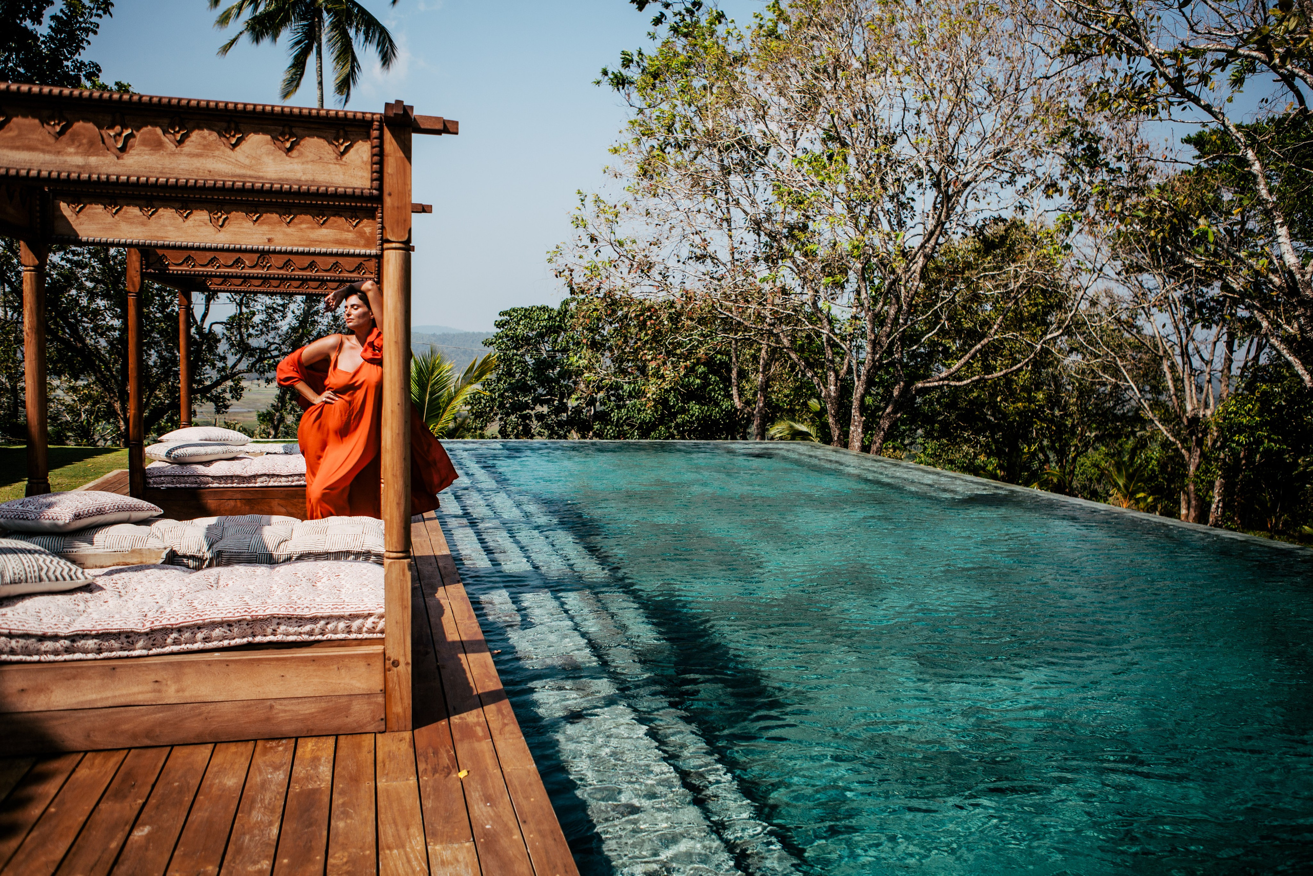 Девушка в красном платье в отеле Malabar Hill — Роскошная портретная съемка | Шри-Ланка. Фотограф на Шри-Ланке