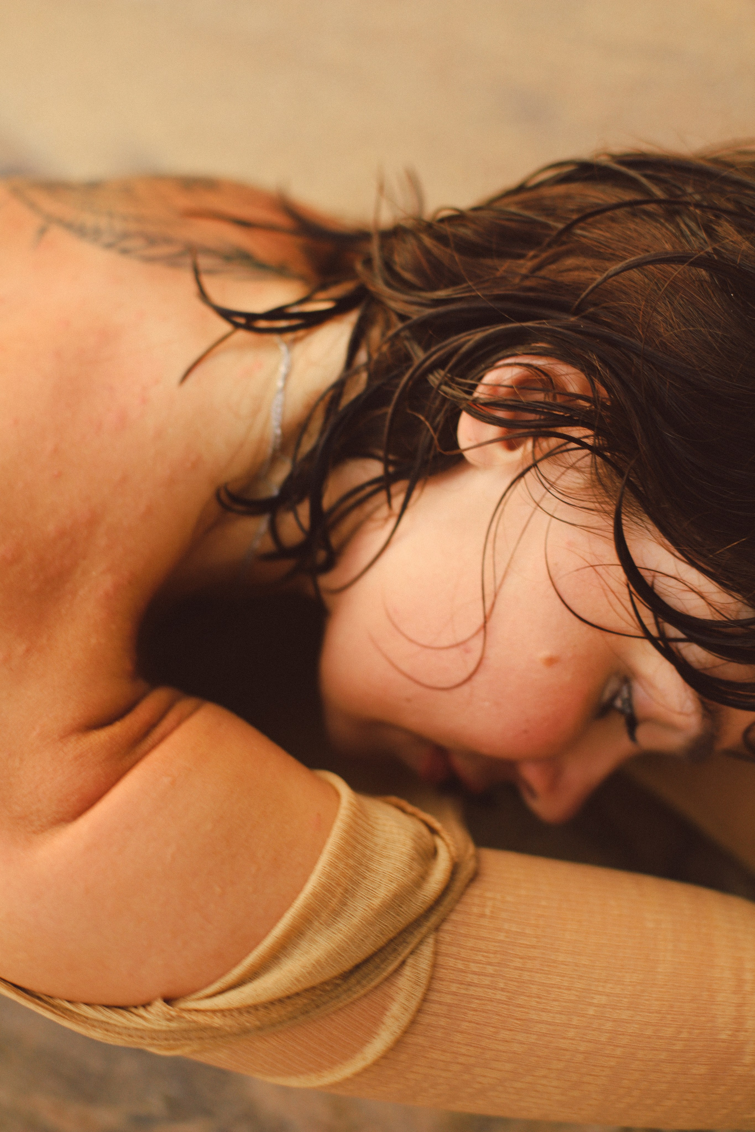 Эстетичные кадры на закате: девушка в прозрачном платье на камнях у отеля Naomi Beach | Нюд-фото. Фотограф на Шри-Ланке