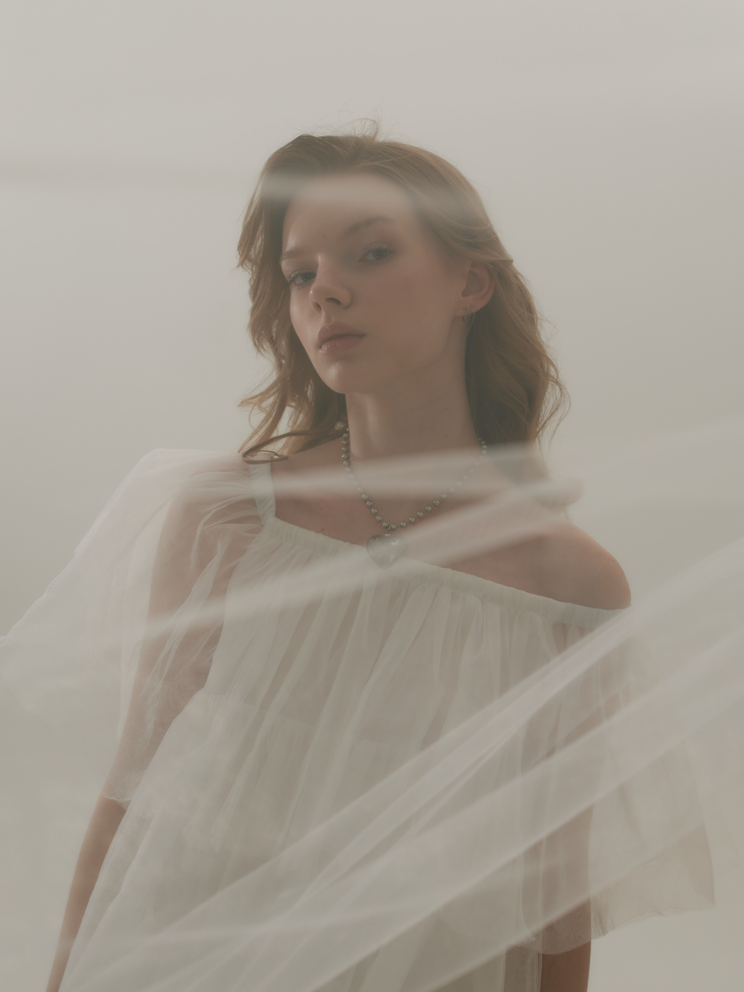 Портрет молодой девушки сквозь фатин