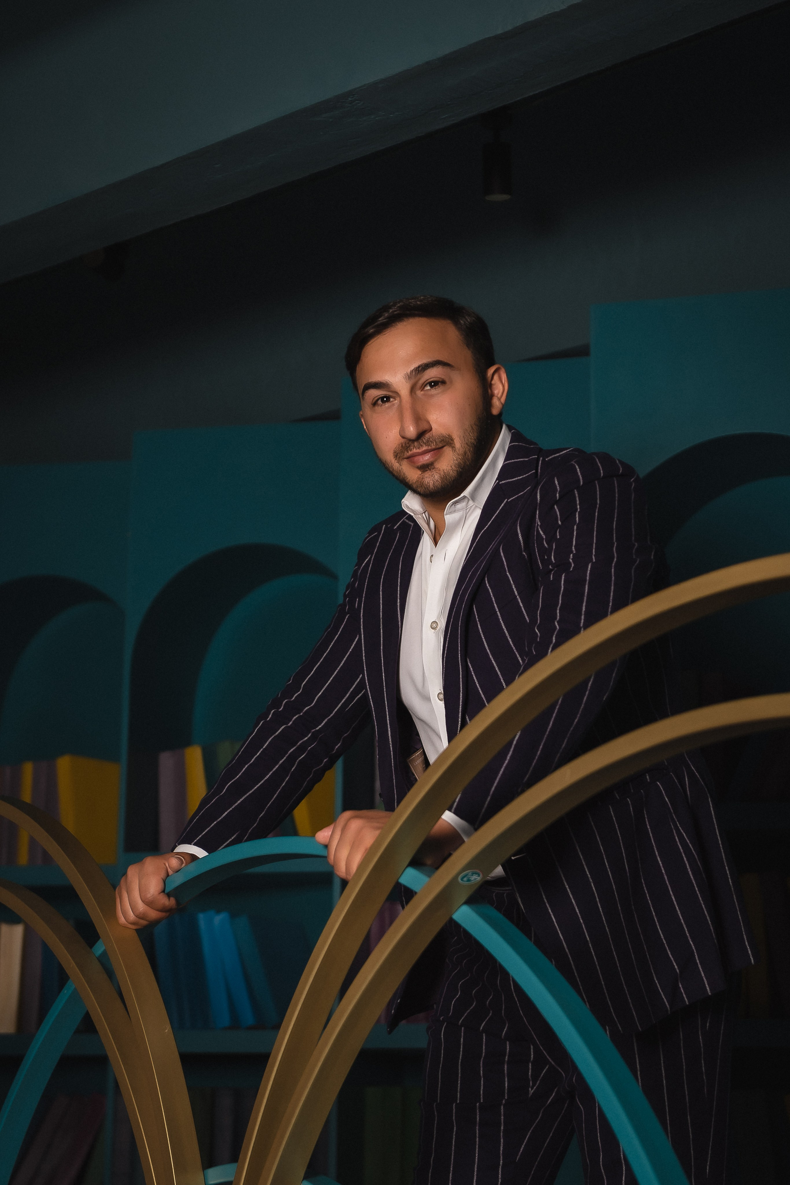 Мужской портрет в зале с книгами. КОНТЕНТ |БРЕНД фотограф Санкт-Петербург — Жанна Олтаржевская