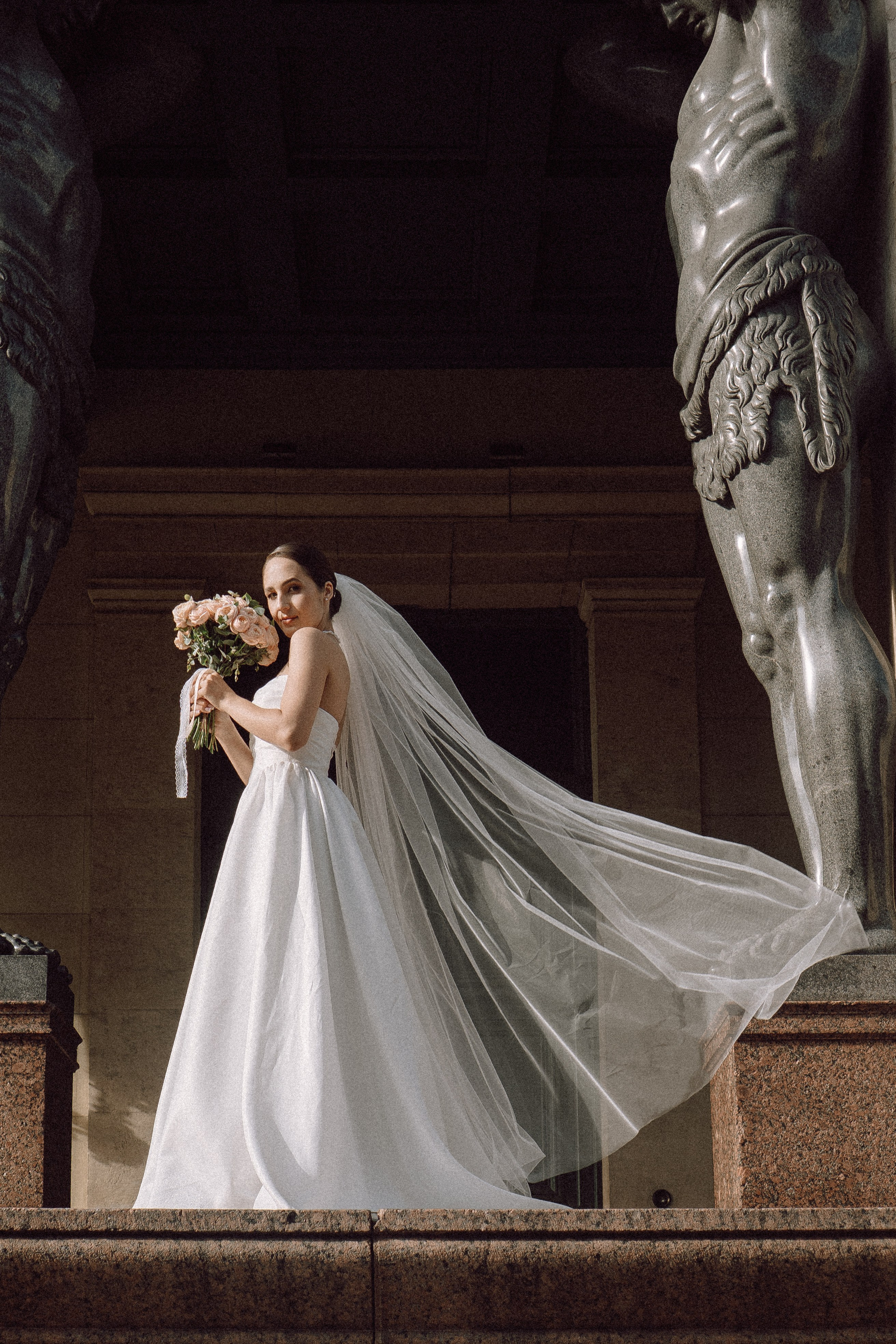 СВАДЕБНАЯ ПРОГУЛКА В САНТК-ПЕТЕРБУРГЕ (ИСАКИЕВСКИЙ СОБОР, ЗИМНЯЯ КАНАВКА, ЭРМИТАЖ И БОЛЬШАЯ МОРСКАЯ УЛИЦА). Профессиональный фотограф, Санкт-Петербург — Виктория Богомолова