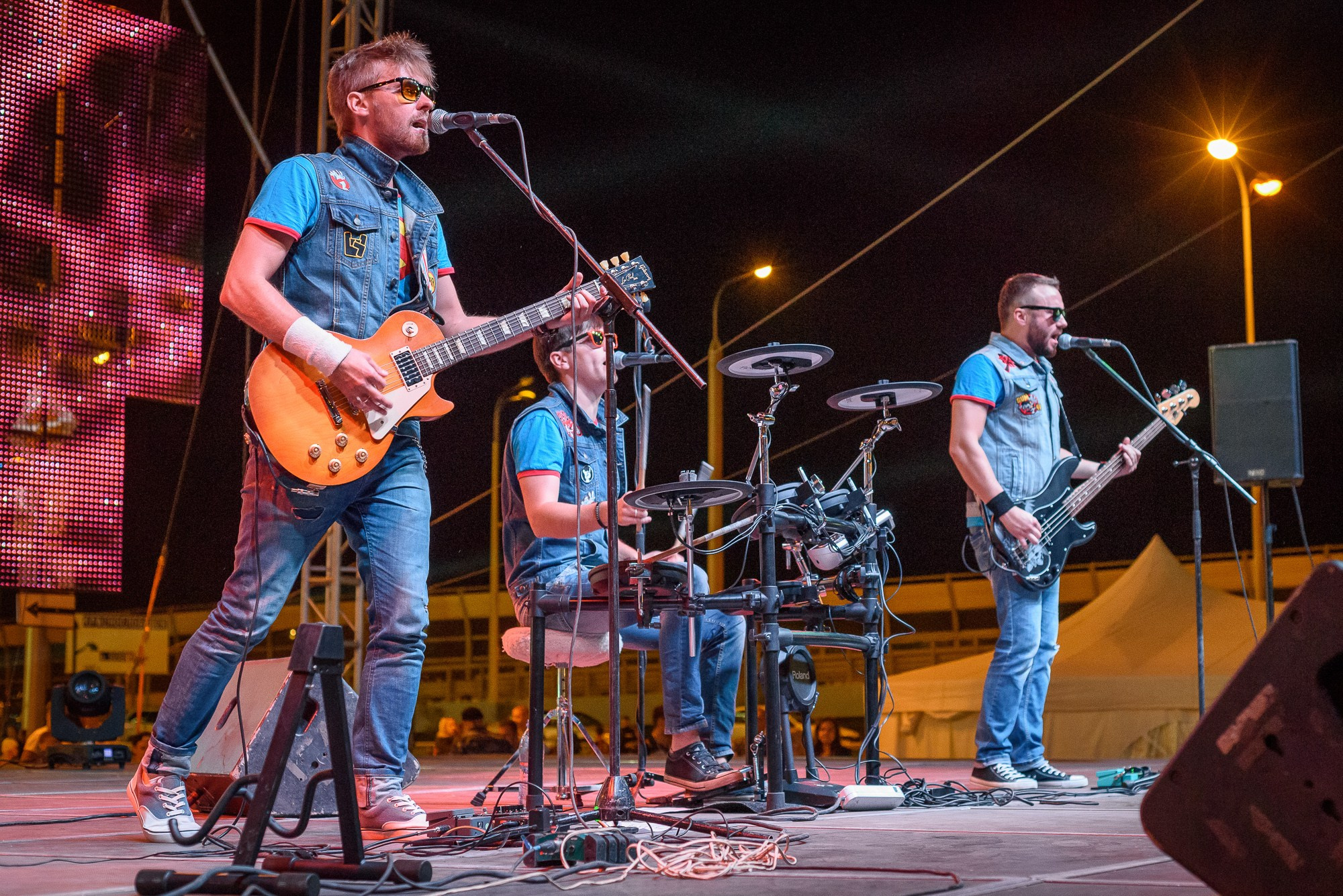 Группа Staffles из Волгограда исполняет песню на концерте