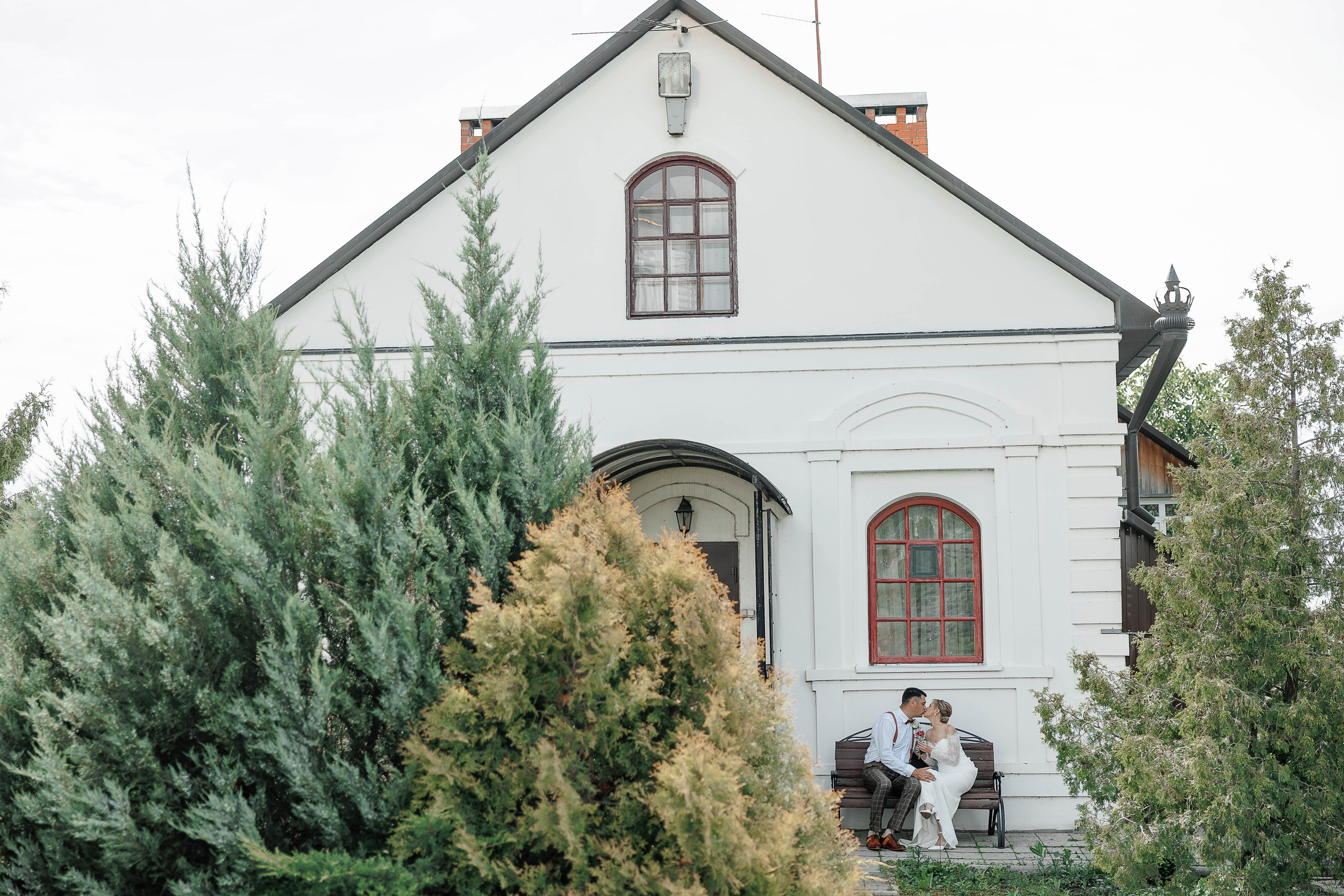 Жених и невеста на фоне дома Фотограф Денис Перминов