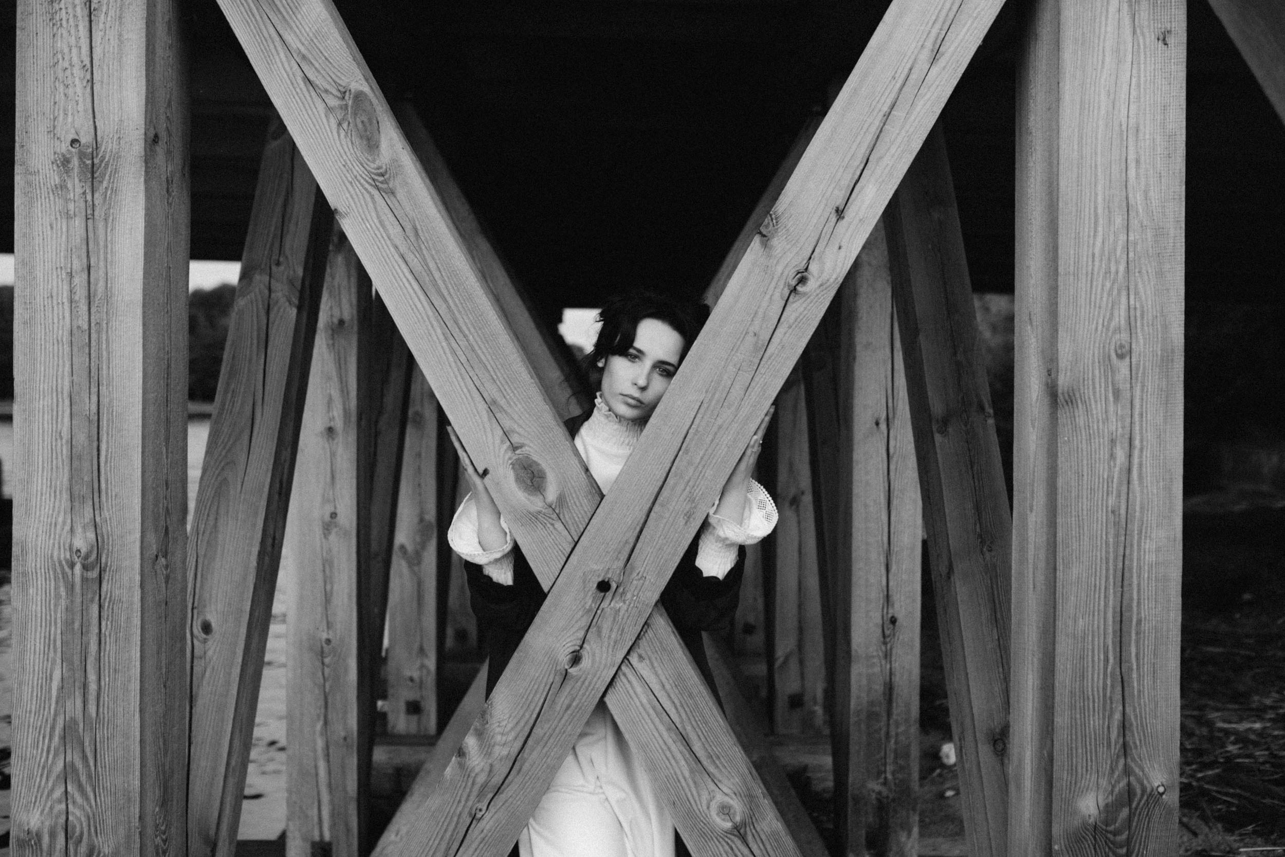 Черно-белый портрет девушки в лодке