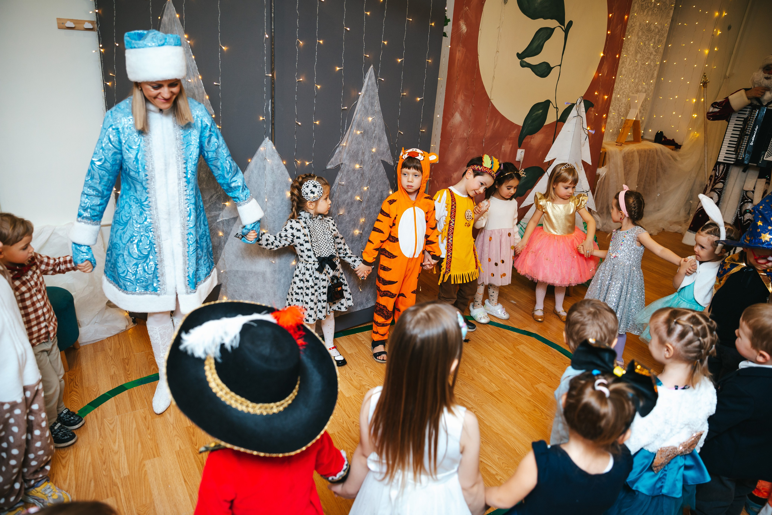 Новогодний утренник в Монтессори-садике. Семейный lifestyle фотограф в Санкт-Петербурге Людмила Пахомова