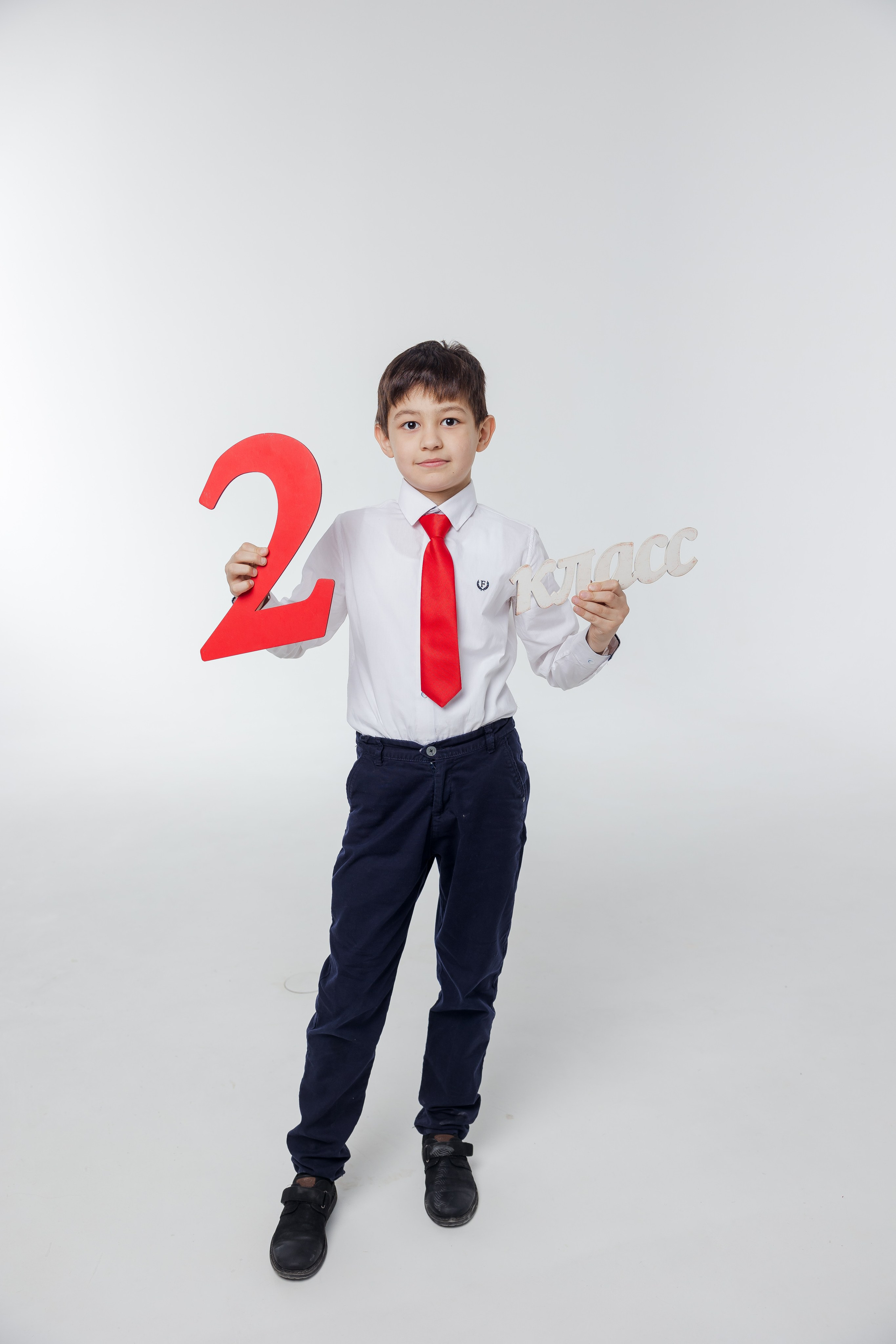 Портрет мальчика с надписью второй класс