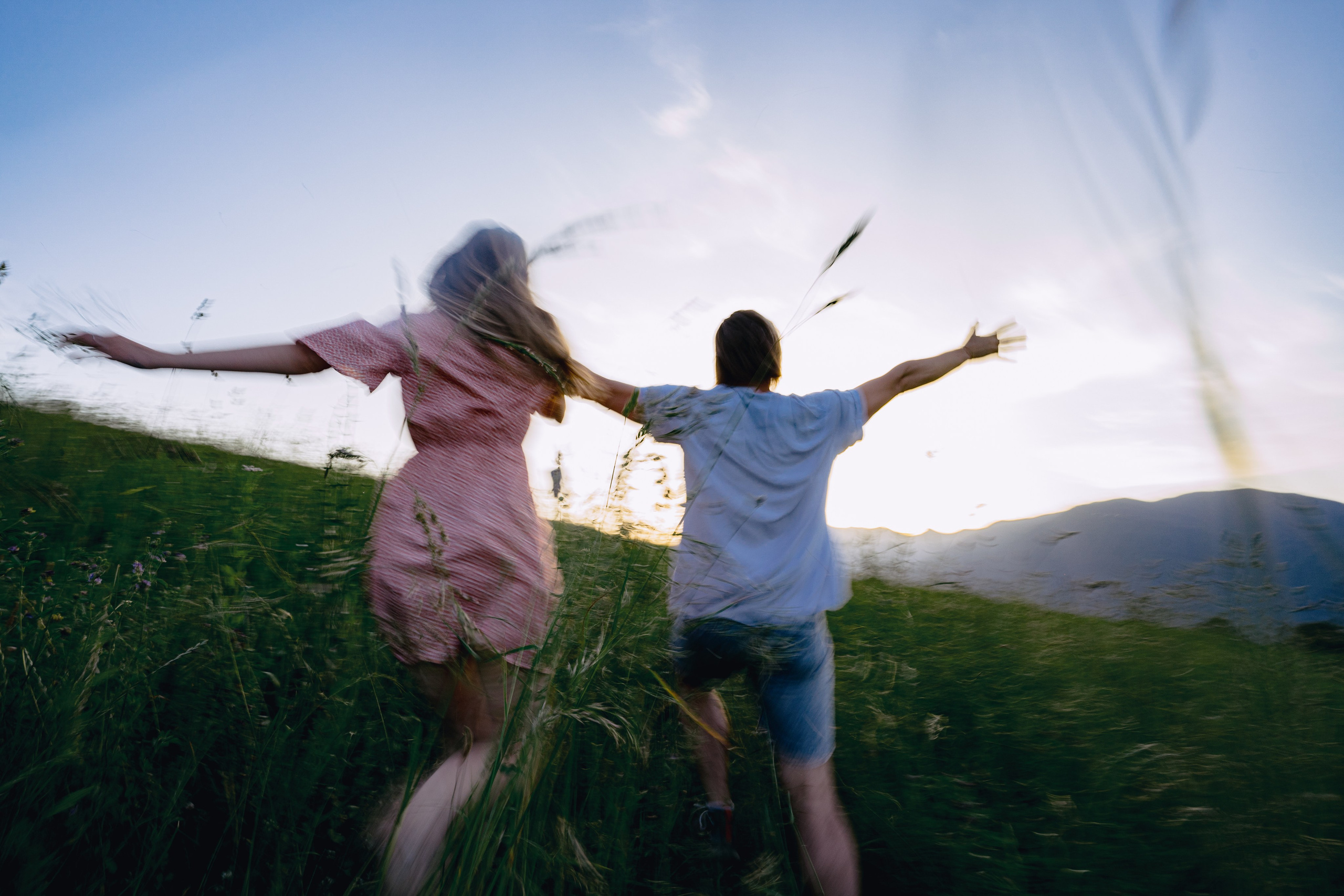 Кадр в движени пары бегущие по полю 