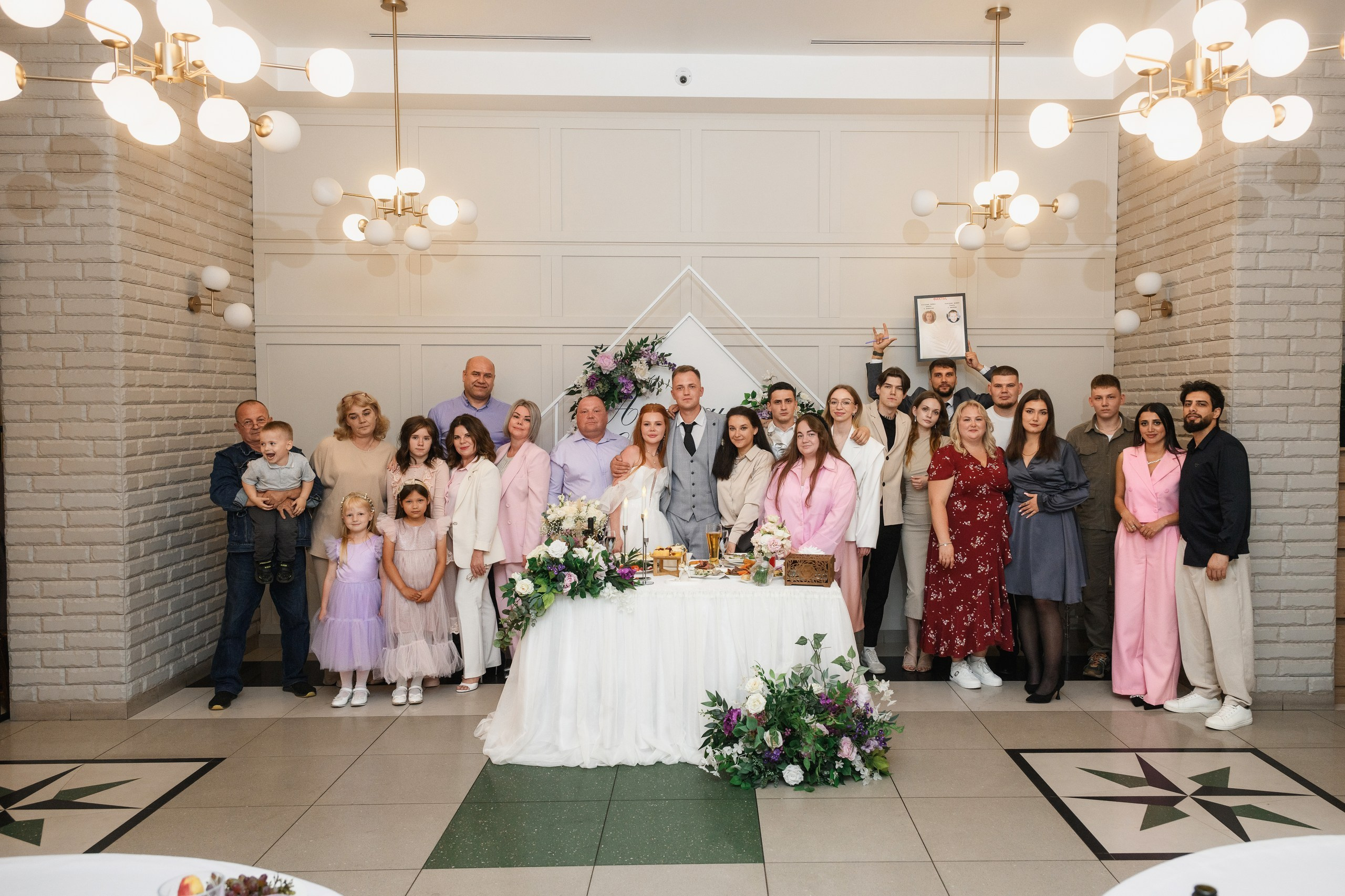 Свадебная фотосъемка в кафе Петропавловска-Камчатского с теплой атмосферой и живыми эмоциями. Профессиональные кадры первого танца, поздравлений гостей и праздничного банкета в уютном интерьере. Цены на свадебную фотосессию в кафе с индивидуальным подходом и полным пакетом услуг.