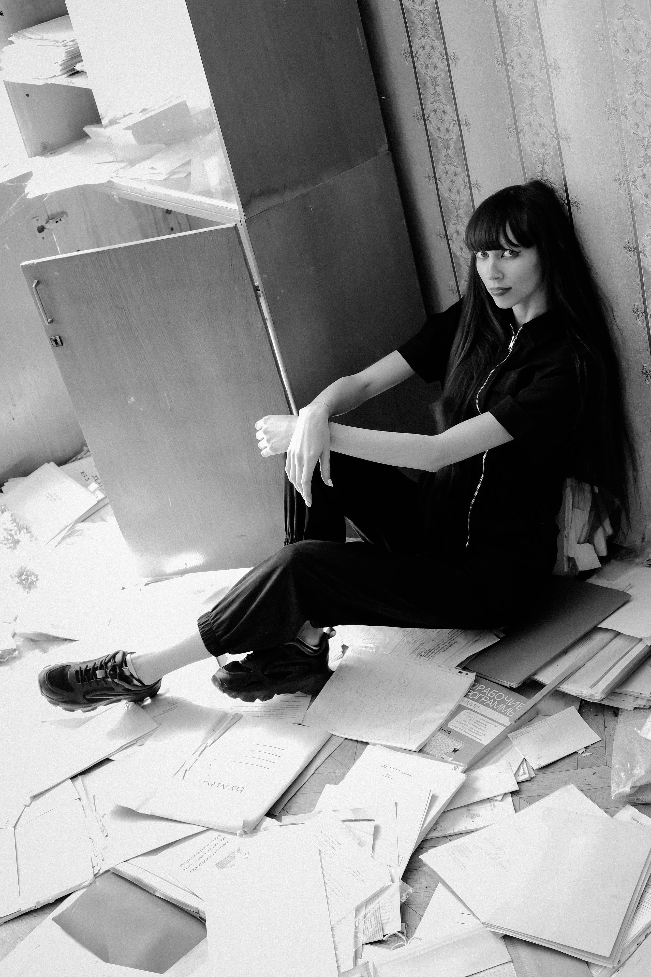 Валентина и заброшенная школа. Фотограф Анна Бурлакова