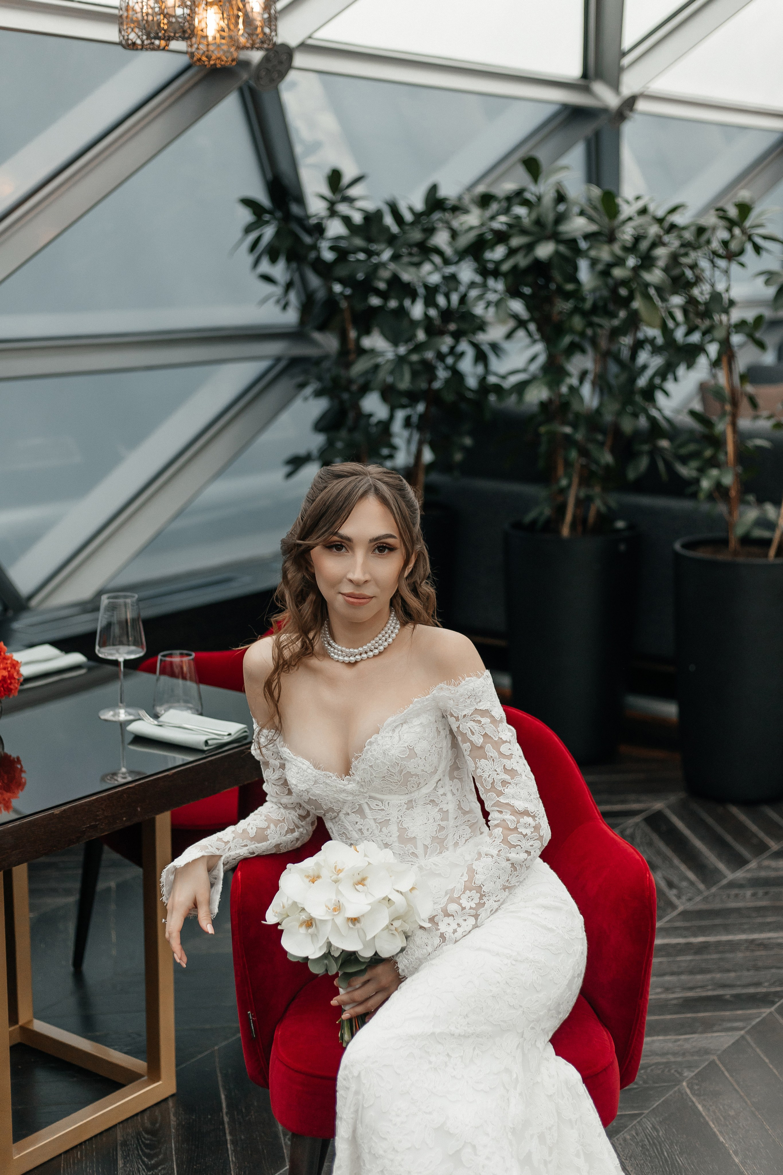 Свадебная фотосессия в ресторане на крыше отеля Карлтон Москва с панорамным видом на Красную площадь