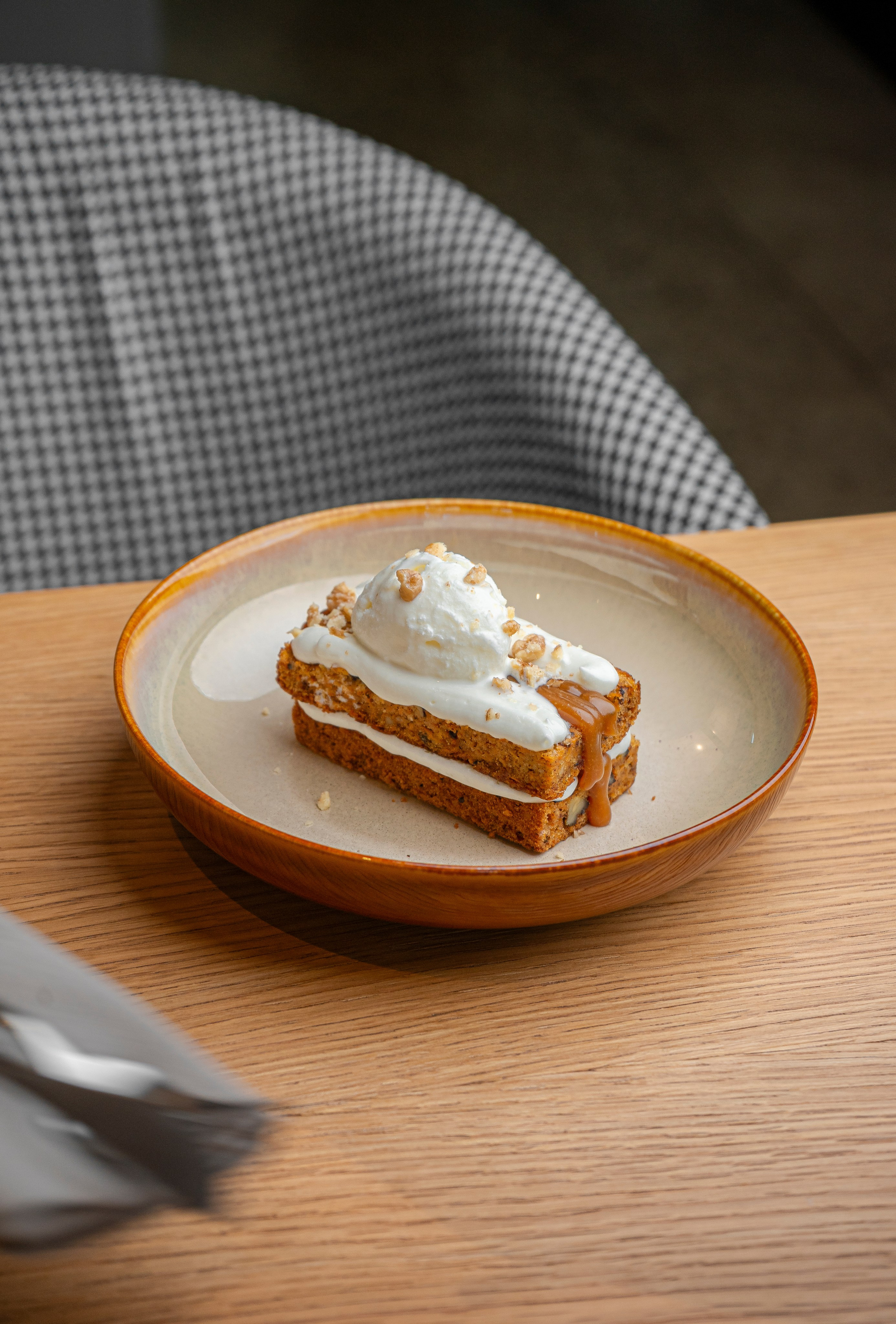 Пирожное с нежным кремом и пломбиром