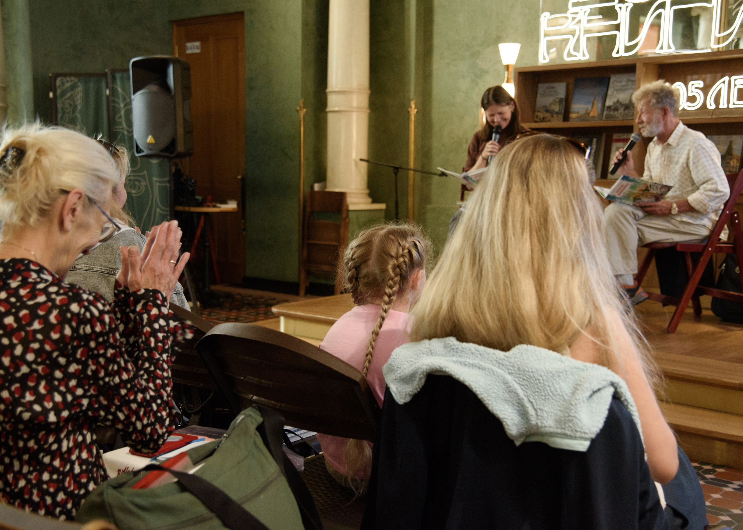 Дом Книги. Встреча с писателем Усачевым. Портретный Семейный Fine-Art фотограф в Санкт-Петербурге Криулина