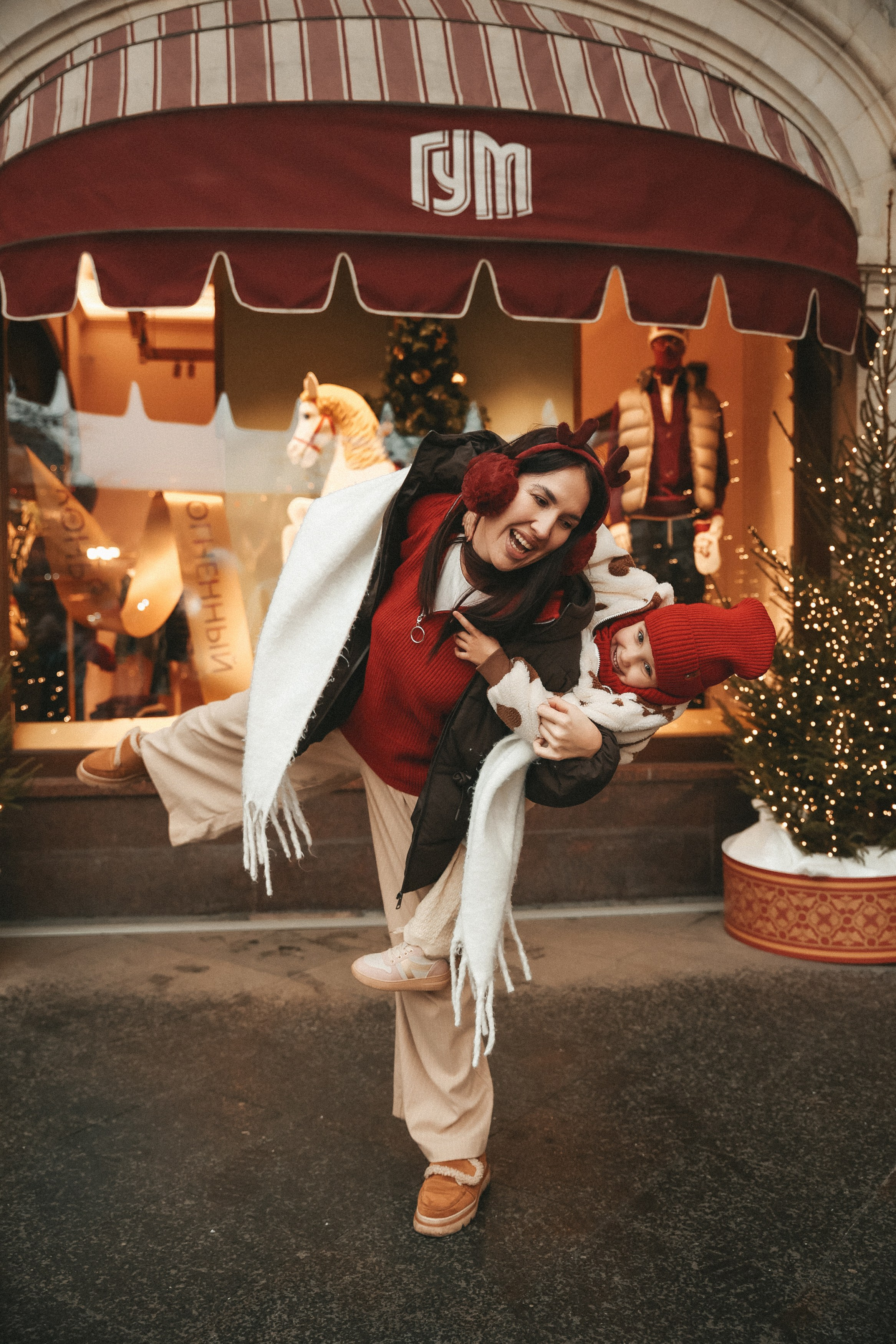 Новогодняя фотосессия на Гум ярмарка мама и дочка. Фотограф Владимир Москва