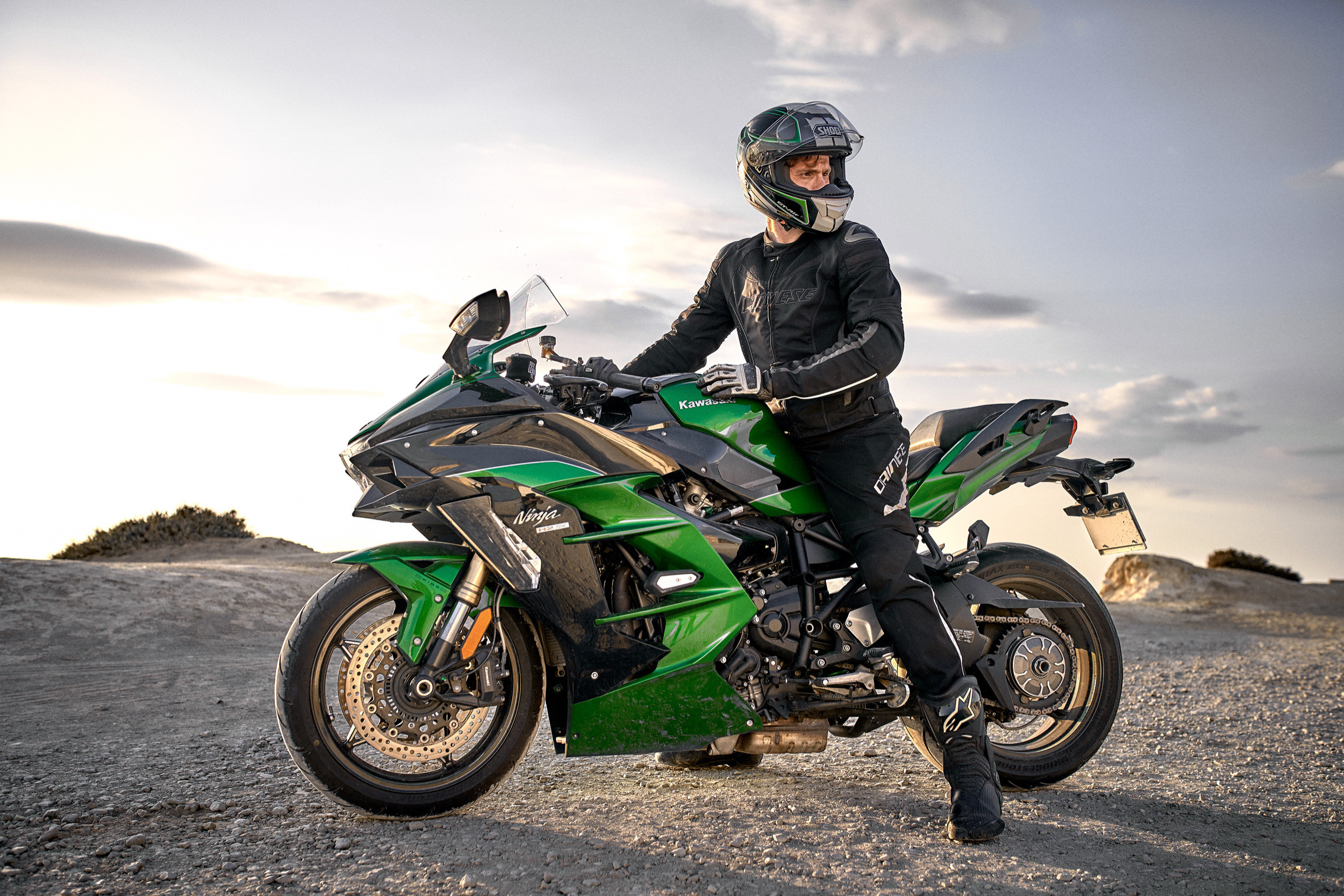 Мужская фотосъемка на мотоцикле в городе Пенише