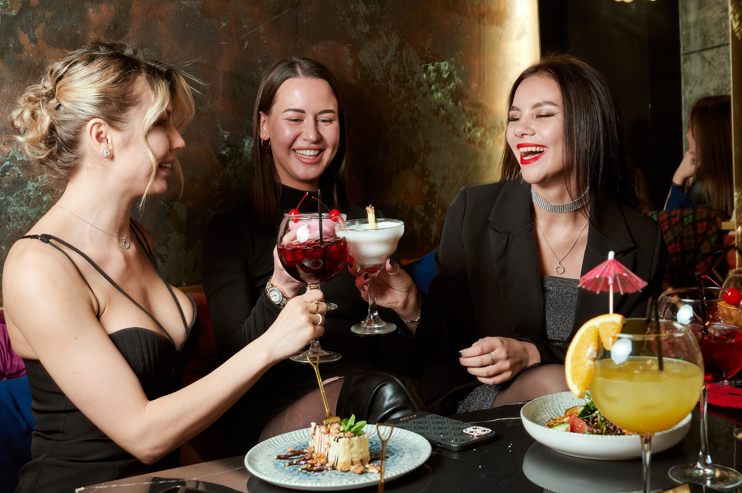 Репортаж с фуршета: живые эмоции и неформальное общение участников мероприятия