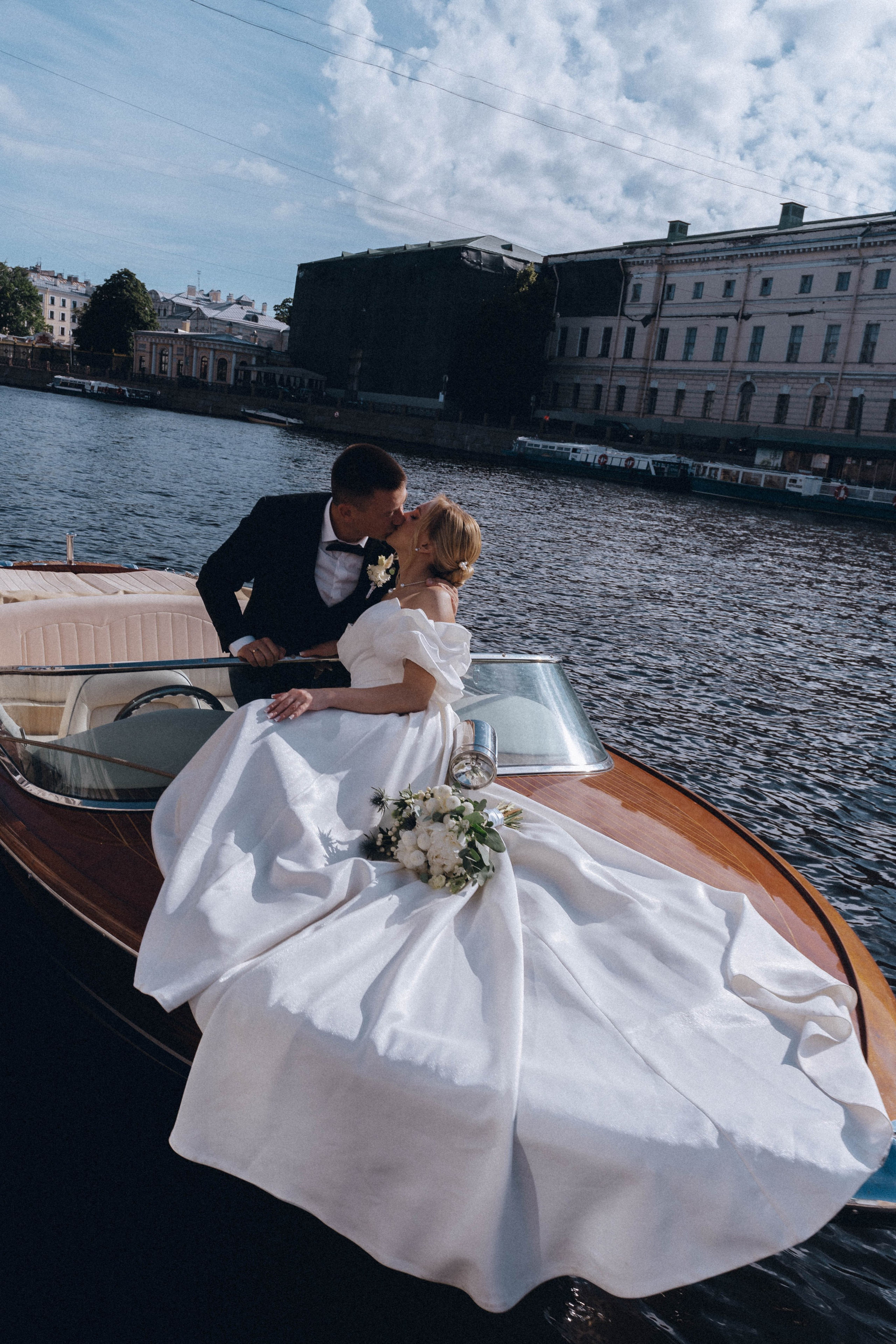 СВАДЕНБНАЯ СЬЕМКА НА КАТЕРЕ ПО КАНАЛАМ САНКТ-ПЕТЕРБУРГА И В АКВАТОРИИ НЕВЫ. Профессиональный фотограф, Санкт-Петербург — Виктория Богомолова