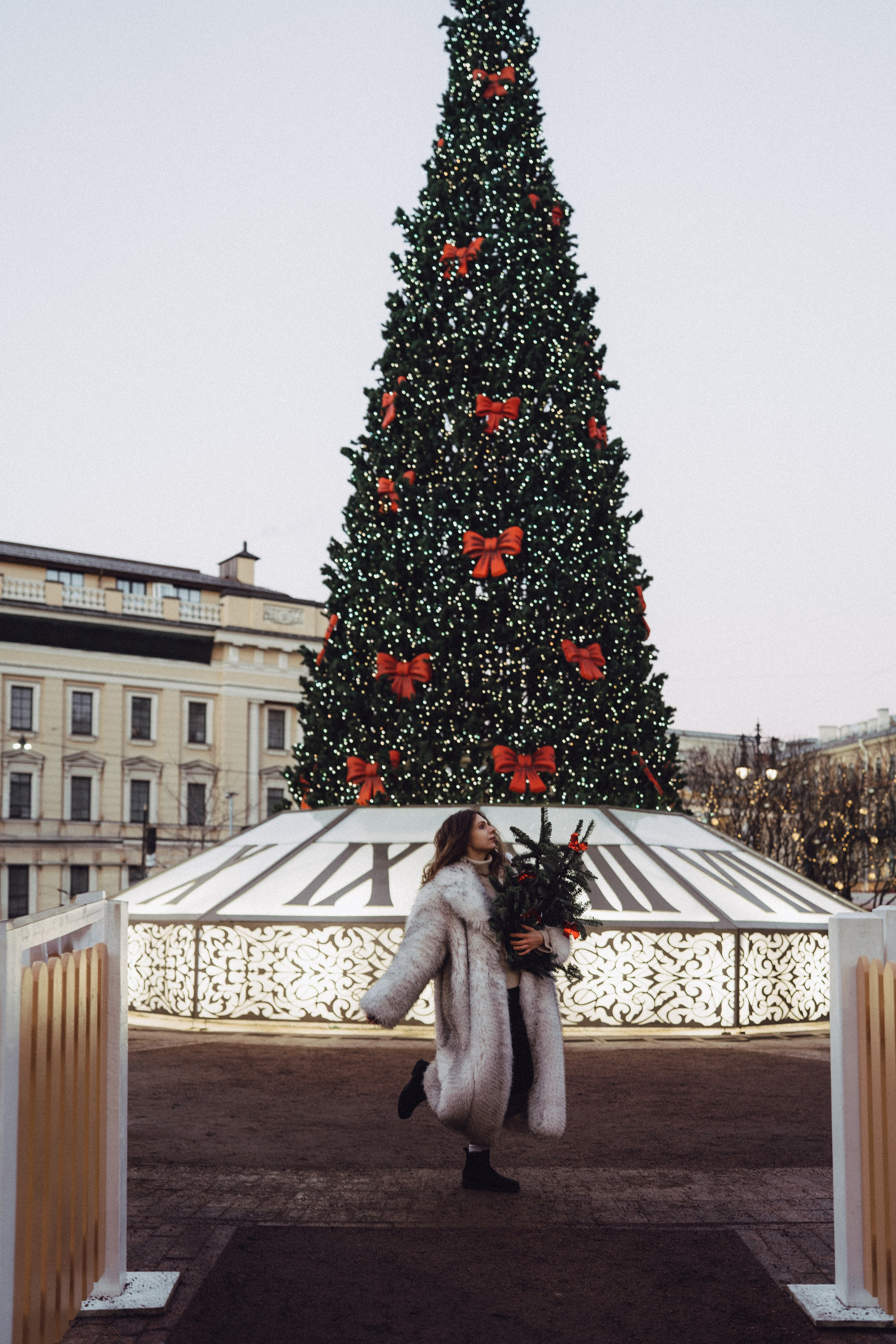 ПРОГУЛКА НА МАНЕЖНОЙ ПЛОЩАДИ ДЛЯ ДЕВУШКИ ПЕРЕД НОВЫМ ГОДОМ (НОВОГОДНЯЯ ФОТОСЕССИИЯ НА МАНЕЖНОЙ ПЛОЩАДИ). Профессиональный фотограф, Санкт-Петербург — Виктория Богомолова