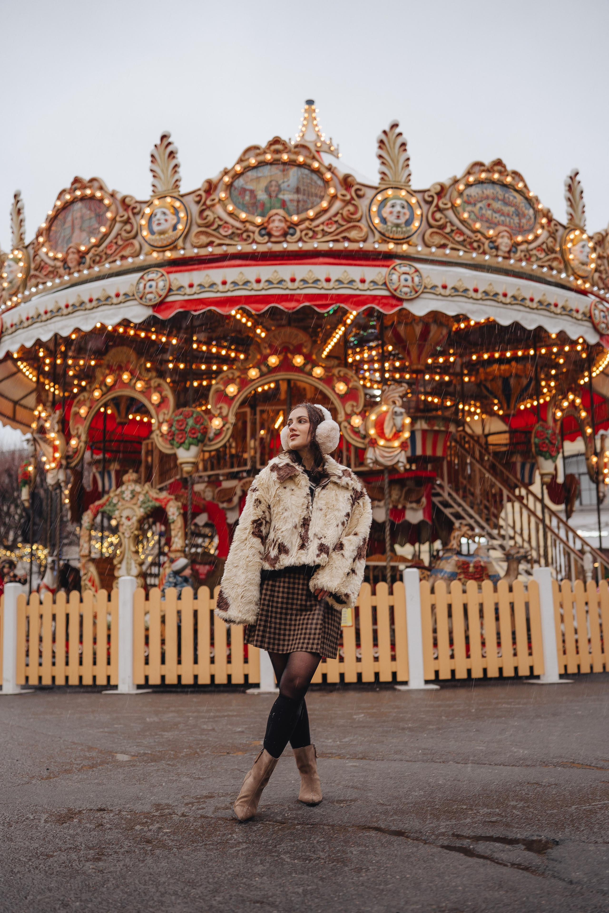 ПРОГУЛКА НА МАНЕЖНОЙ ПЛОЩАДИ ДЛЯ ДЕВУШКИ ПЕРЕД НОВЫМ ГОДОМ (НОВОГОДНЯЯ ФОТОСЕССИИЯ НА МАНЕЖНОЙ ПЛОЩАДИ). Профессиональный фотограф, Санкт-Петербург — Виктория Богомолова