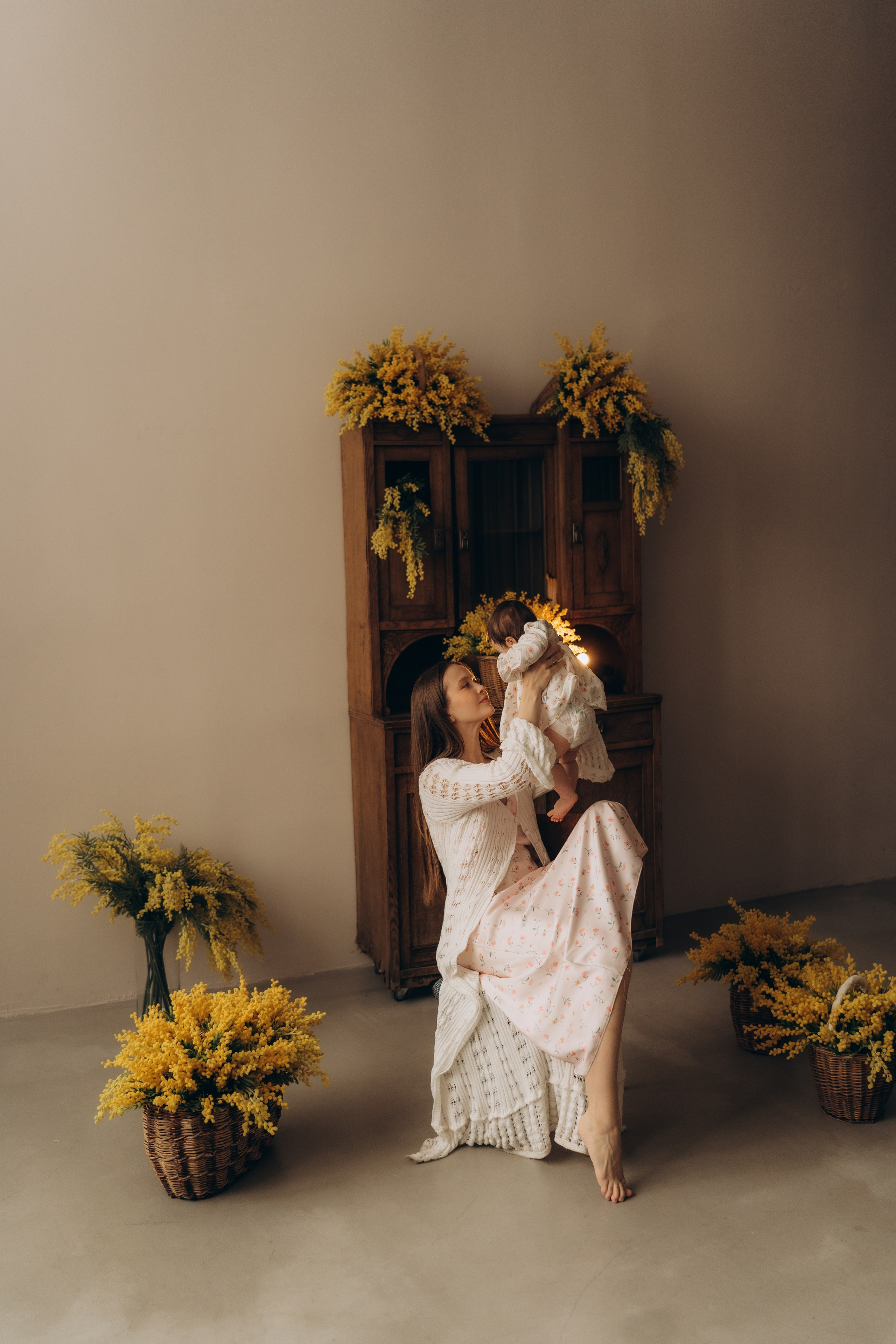 Мама с дочкой и мимозы. Семейный фотограф в Казани