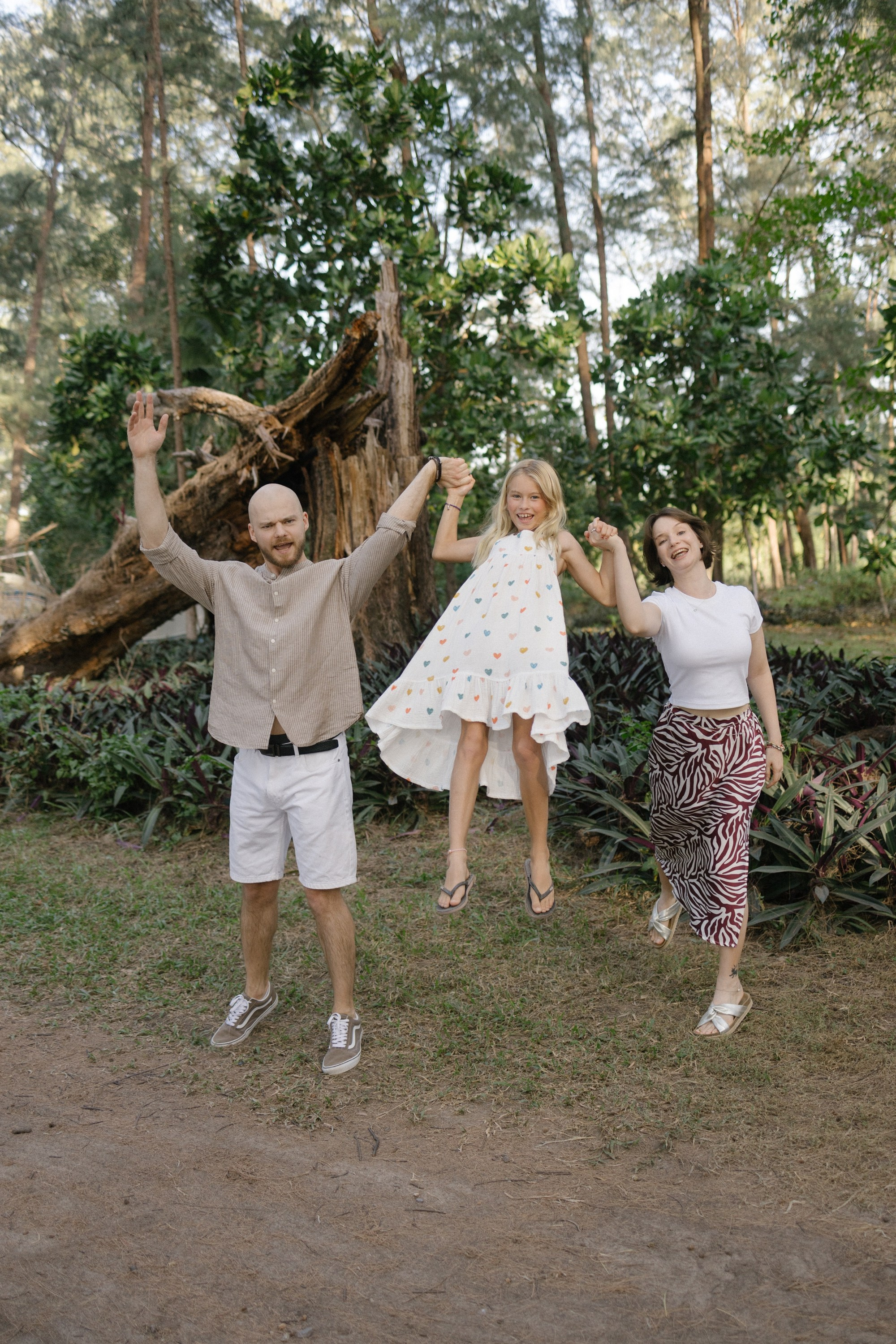 Family photoshoot in Phuket, Thailand. Fedor Lemeshko — Destination Wedding and Family Lifestyle photographer