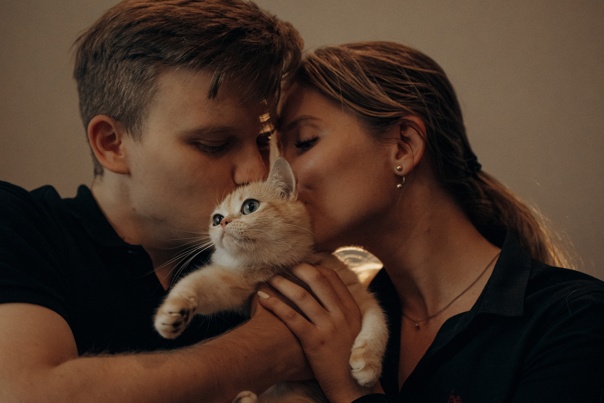 Илья, Люба и котики. Фотораф — анималист Мария Шистка