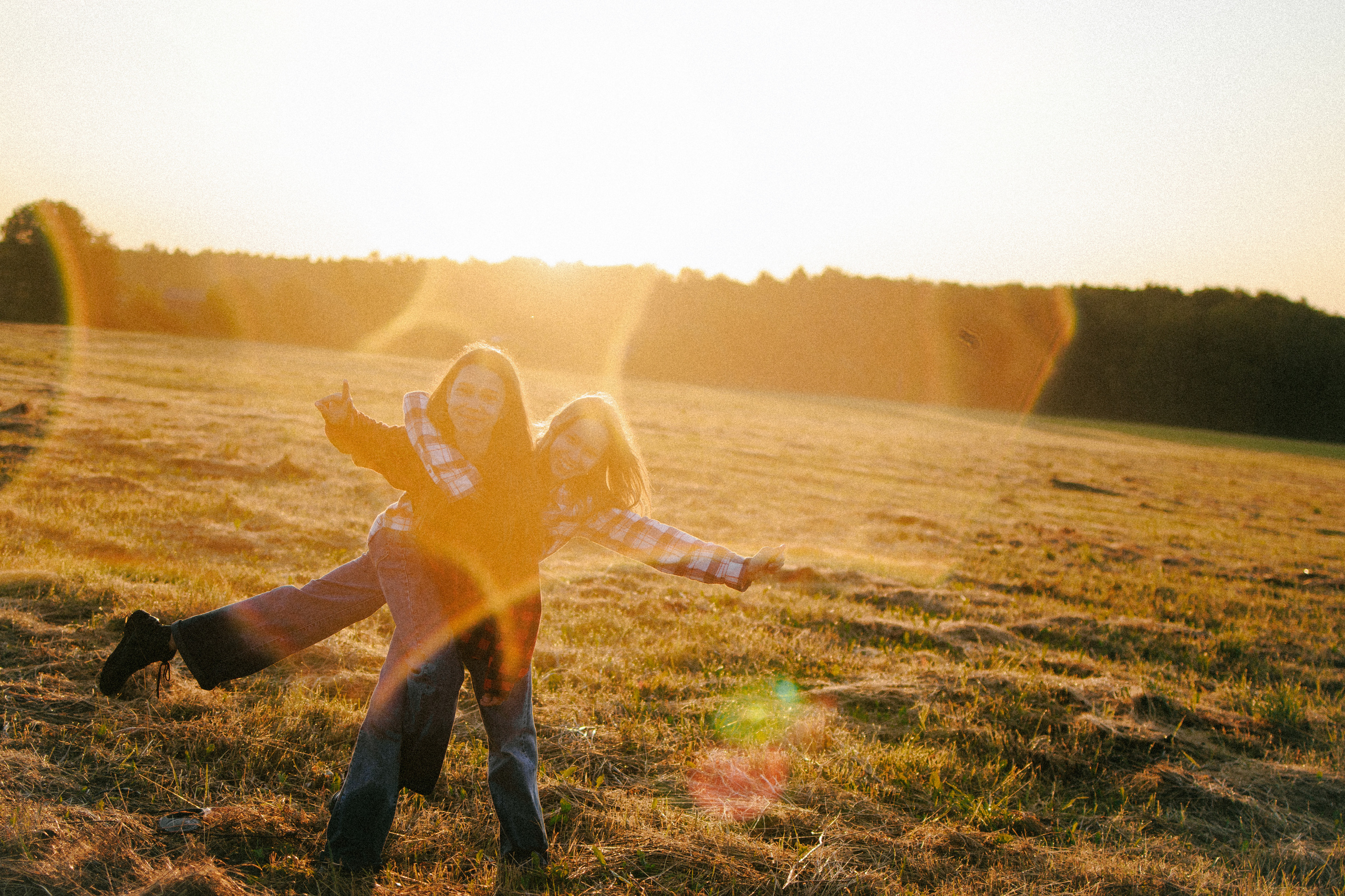 Девочки и рассвет. Фотораф — анималист Мария Шистка